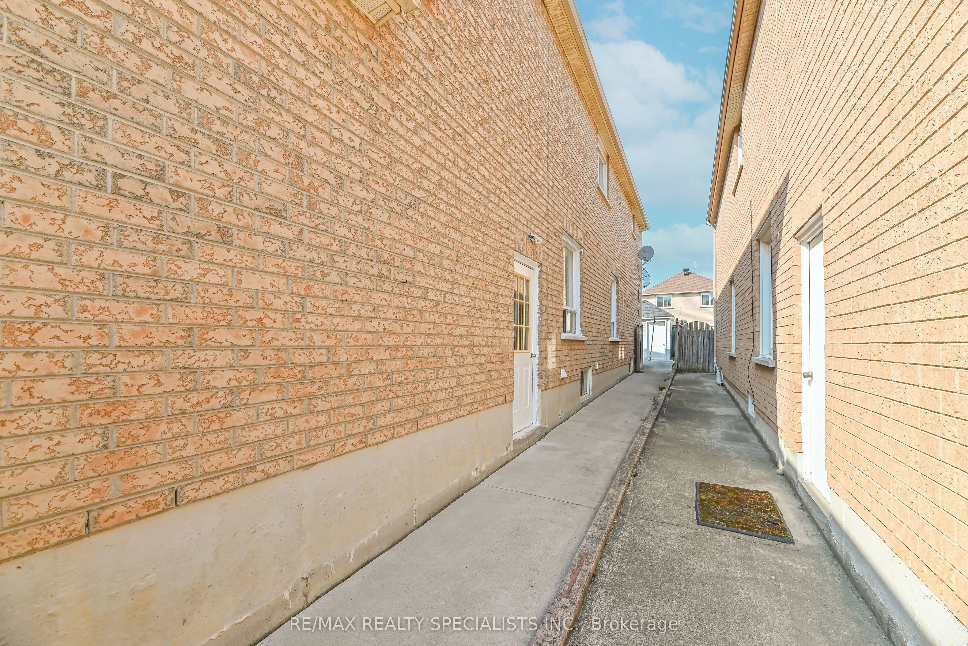 25 Chadwick Street E