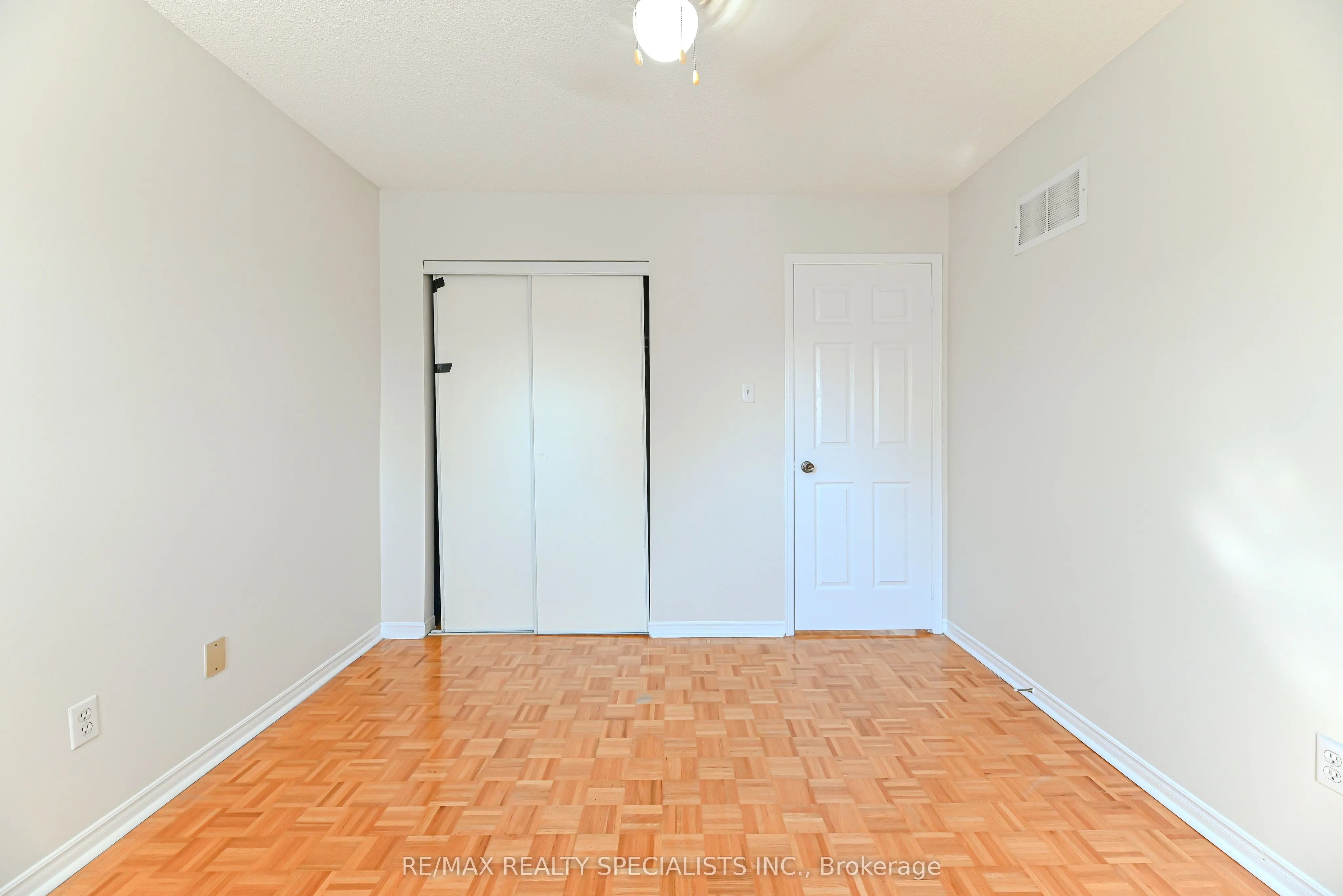 25 Chadwick Street E