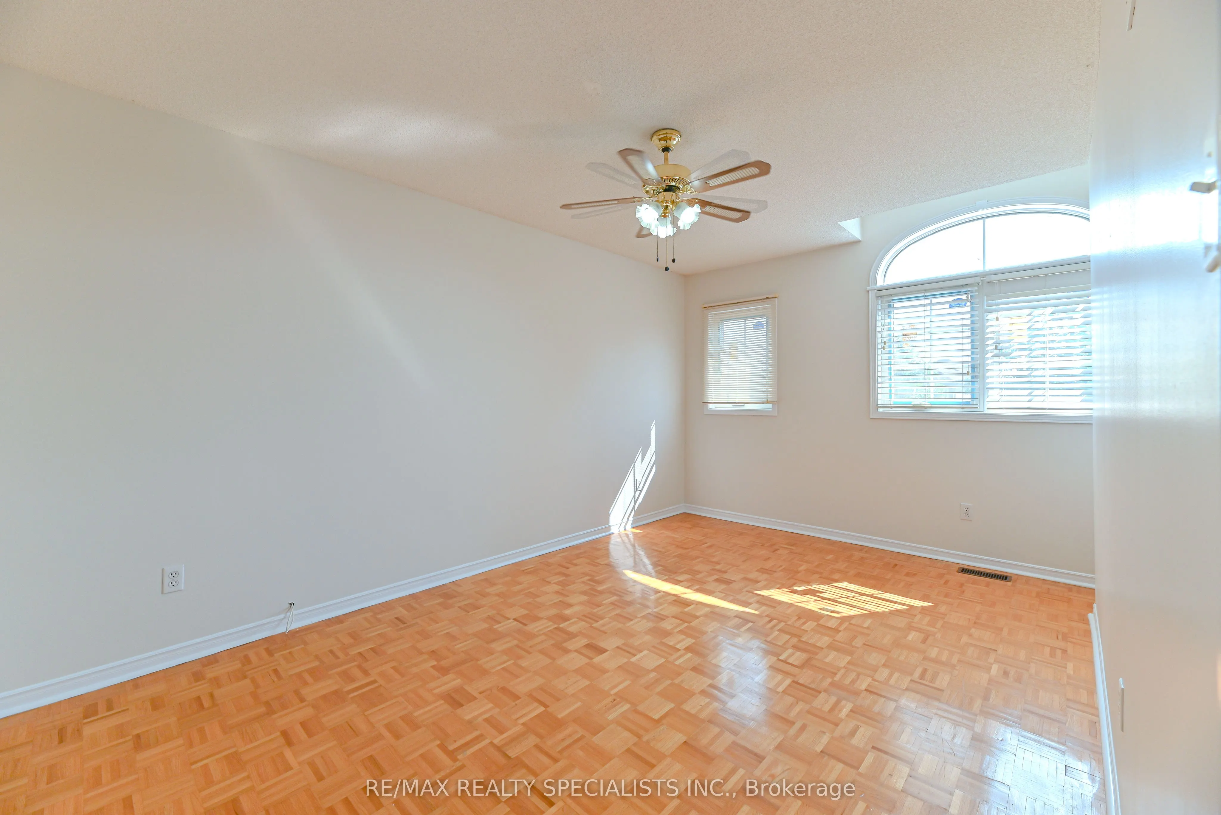 25 Chadwick Street E