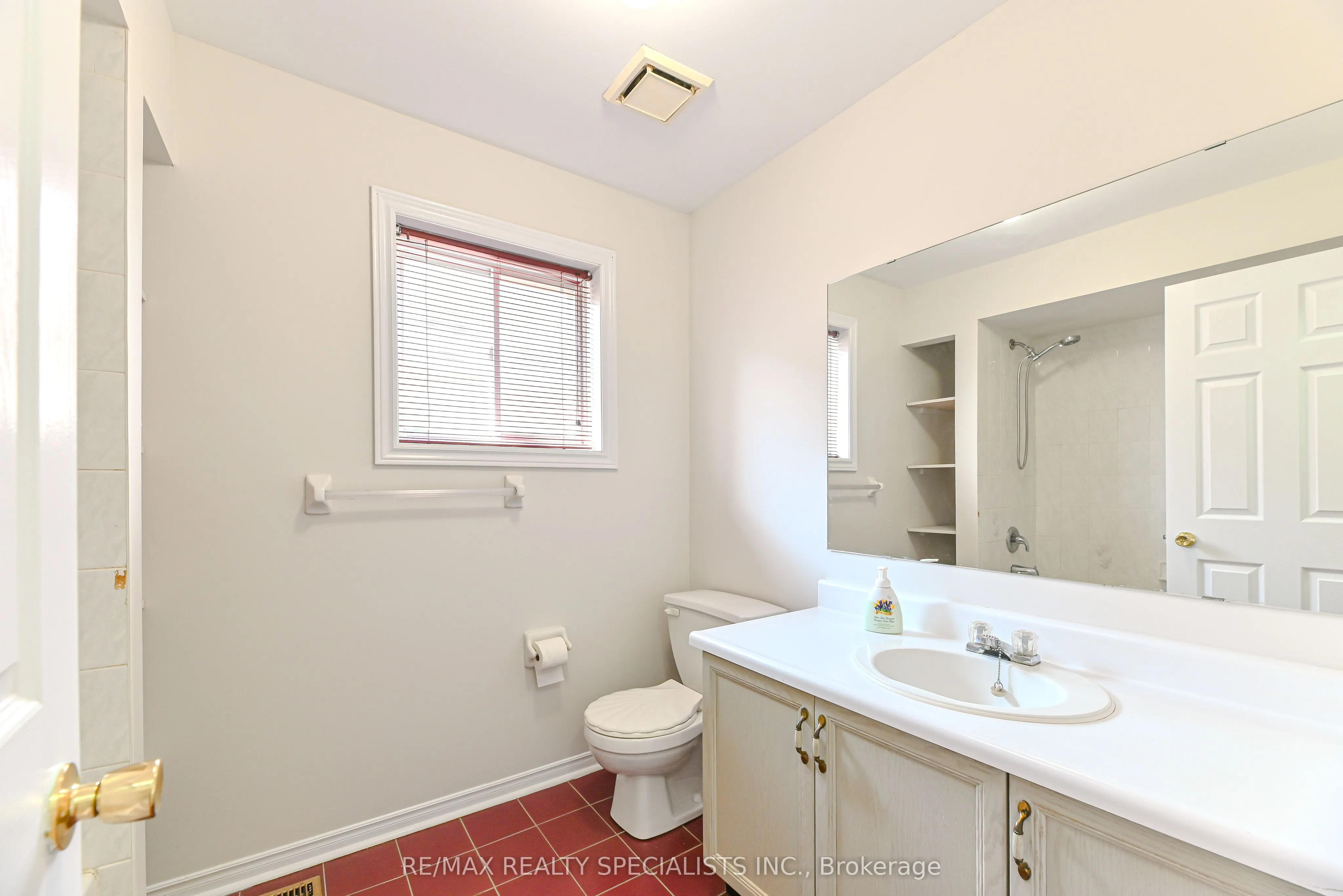 25 Chadwick Street E