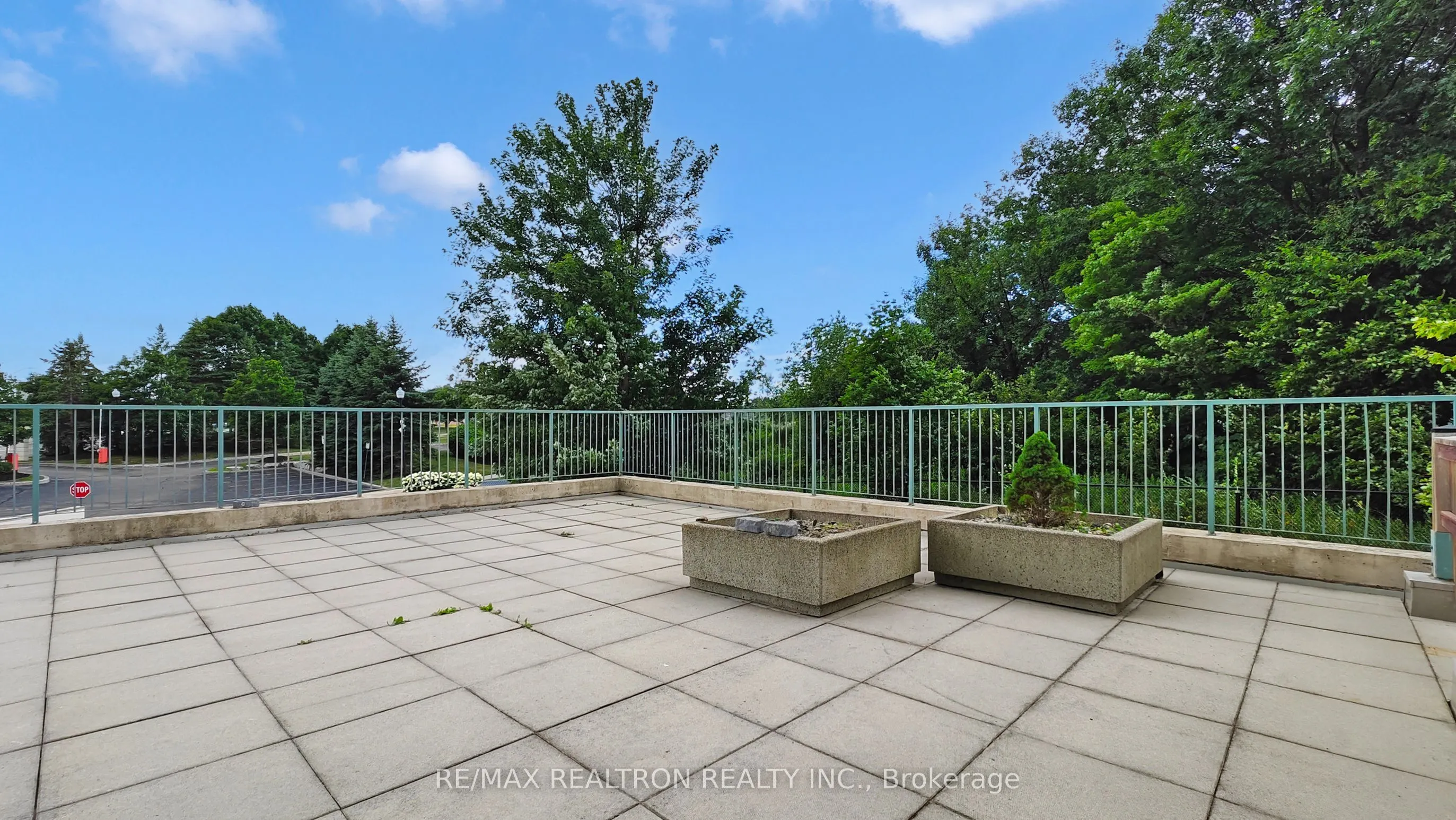 2585 Erin Centre Boulevard, #207