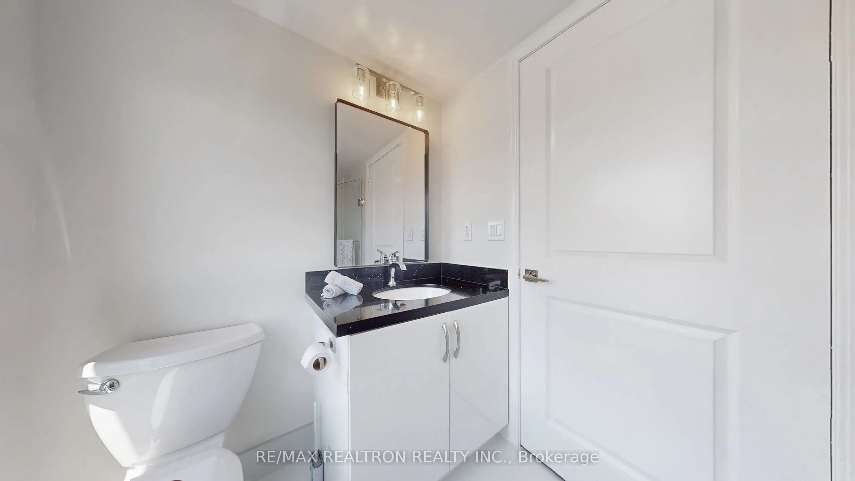 2585 Erin Centre Boulevard, #207