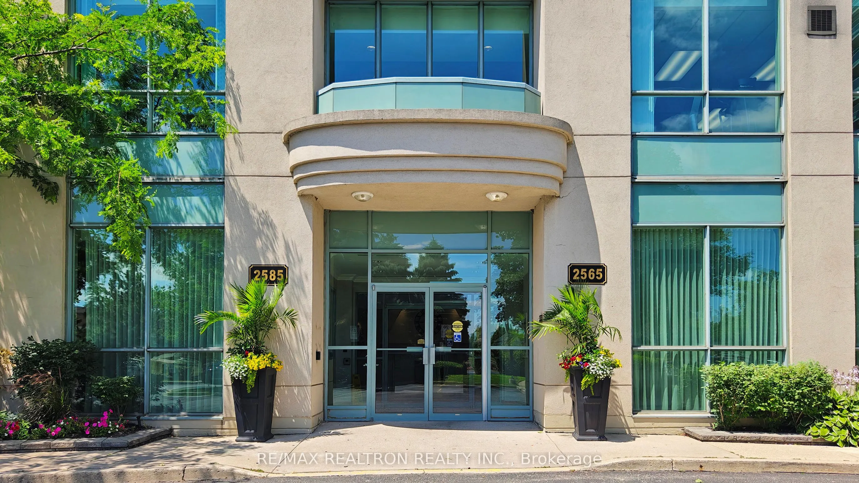 2585 Erin Centre Boulevard, #207