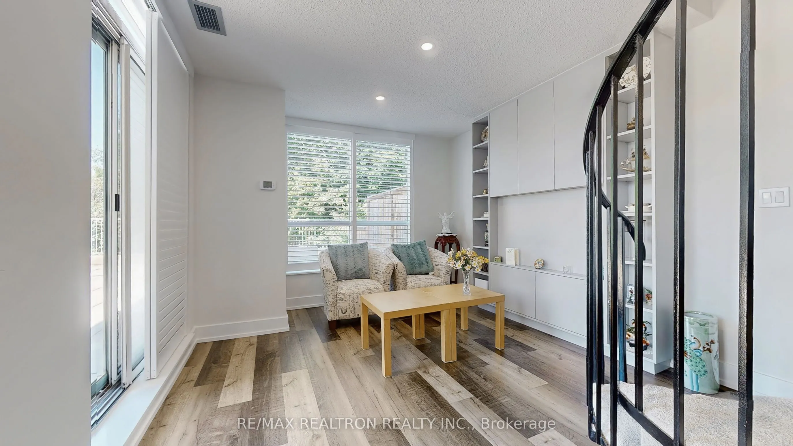 2585 Erin Centre Boulevard, #207