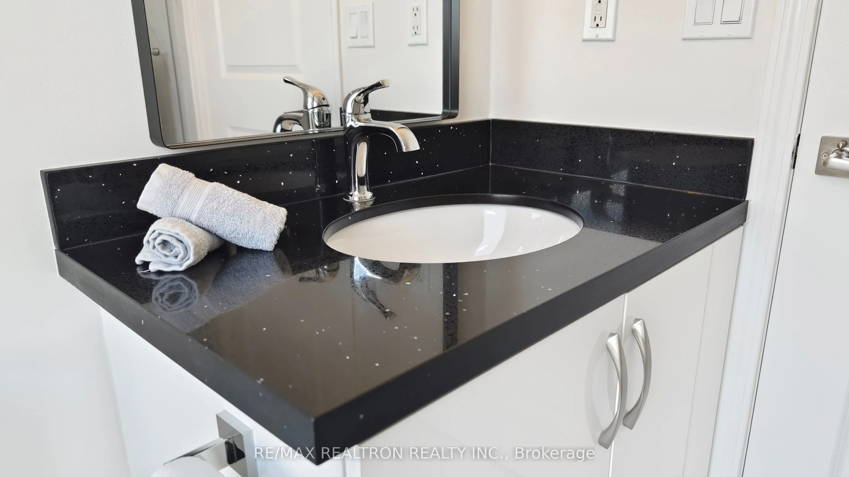 2585 Erin Centre Boulevard, #207