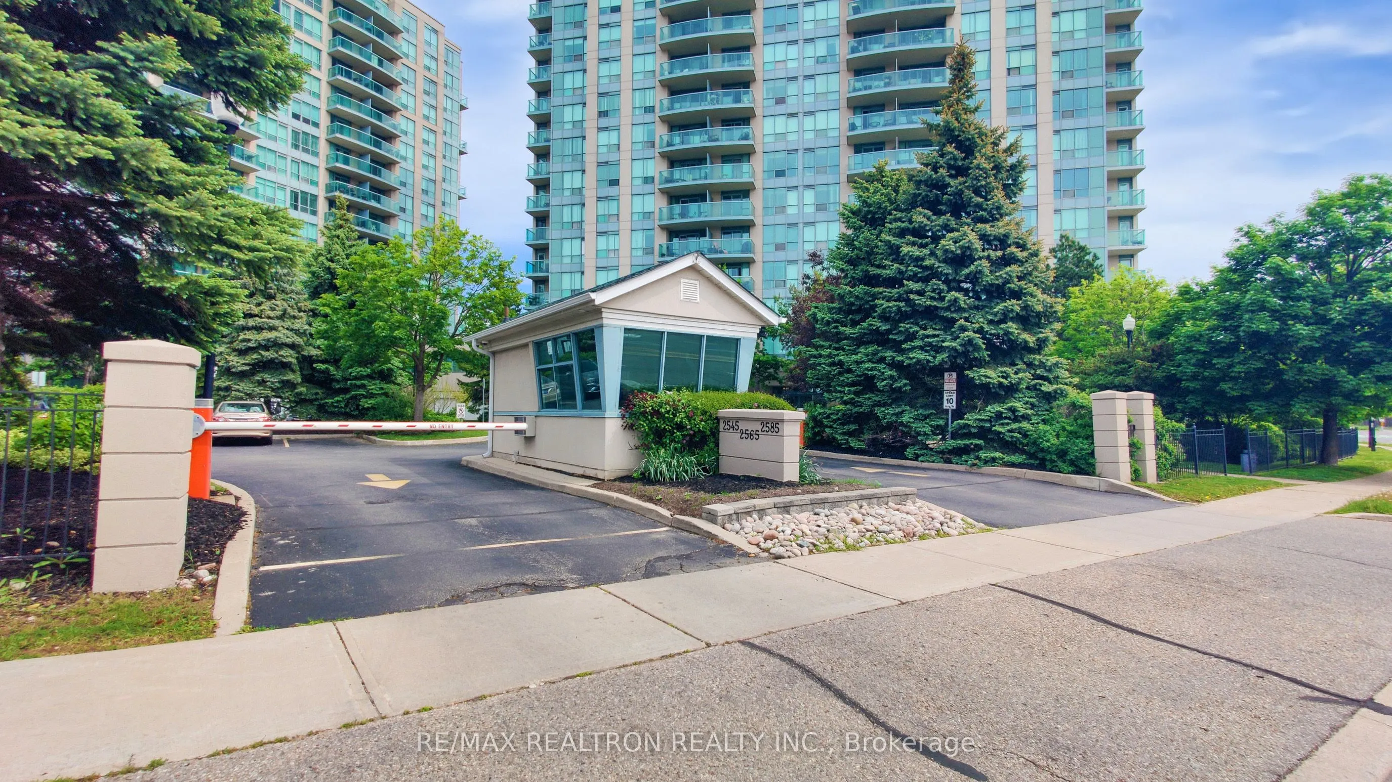 2585 Erin Centre Boulevard, #207