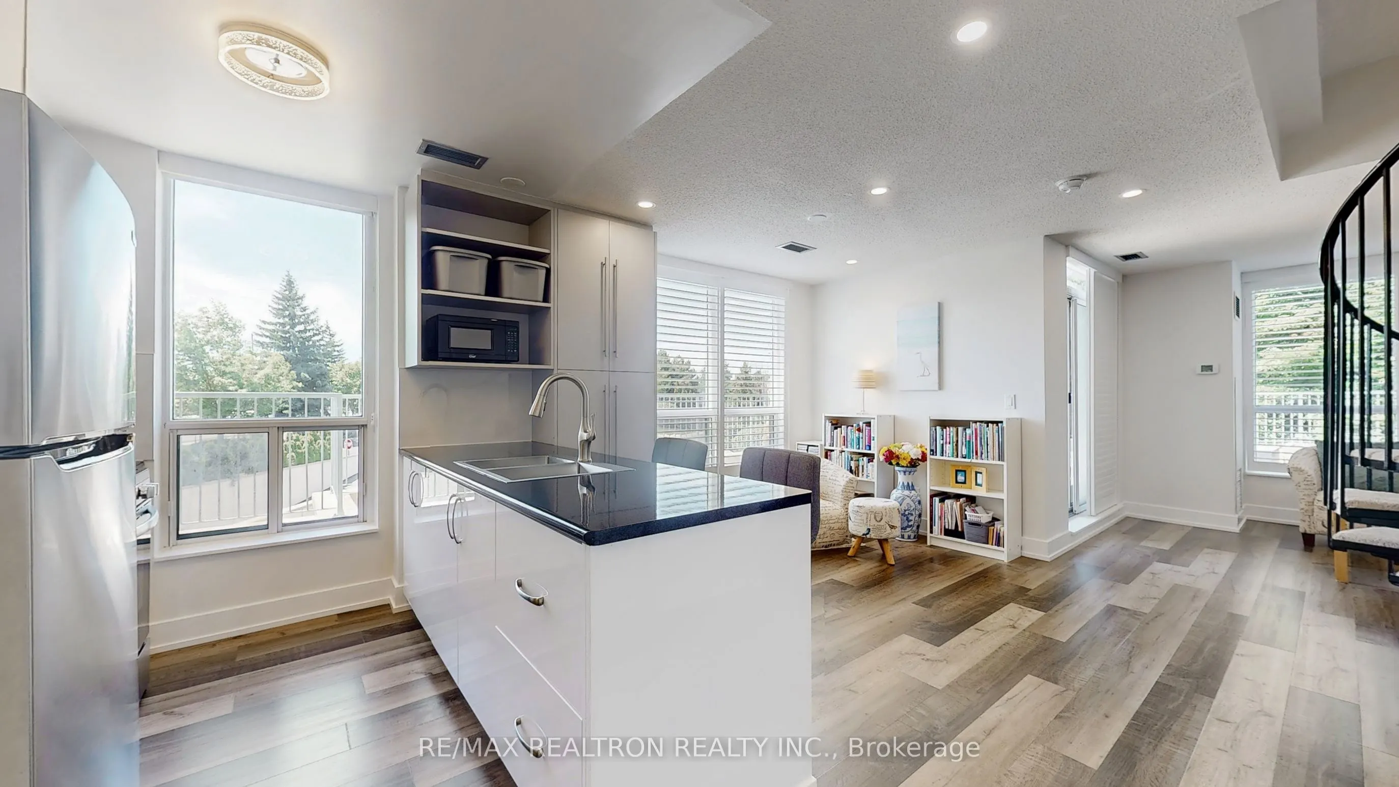 2585 Erin Centre Boulevard, #207