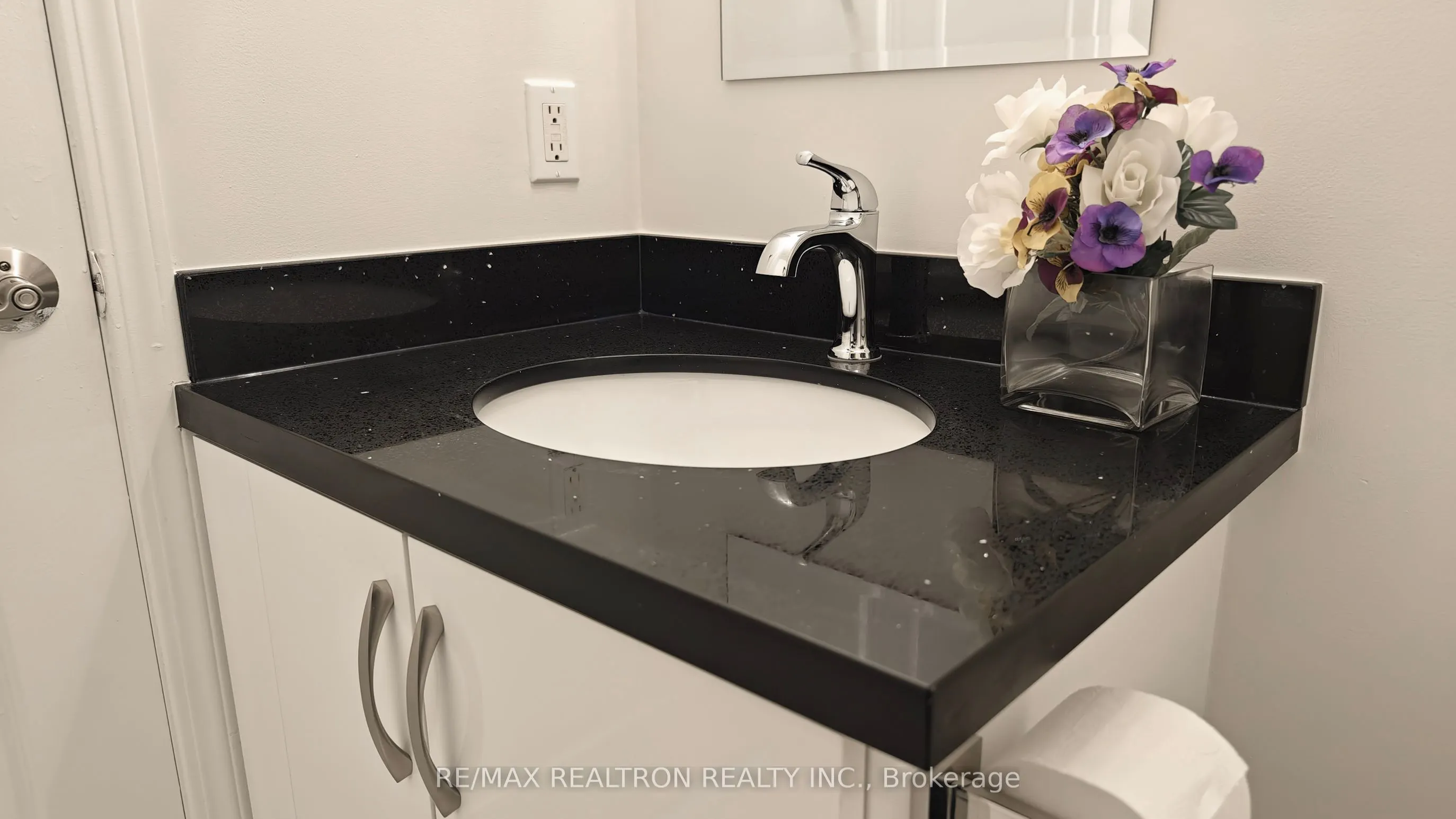 2585 Erin Centre Boulevard, #207