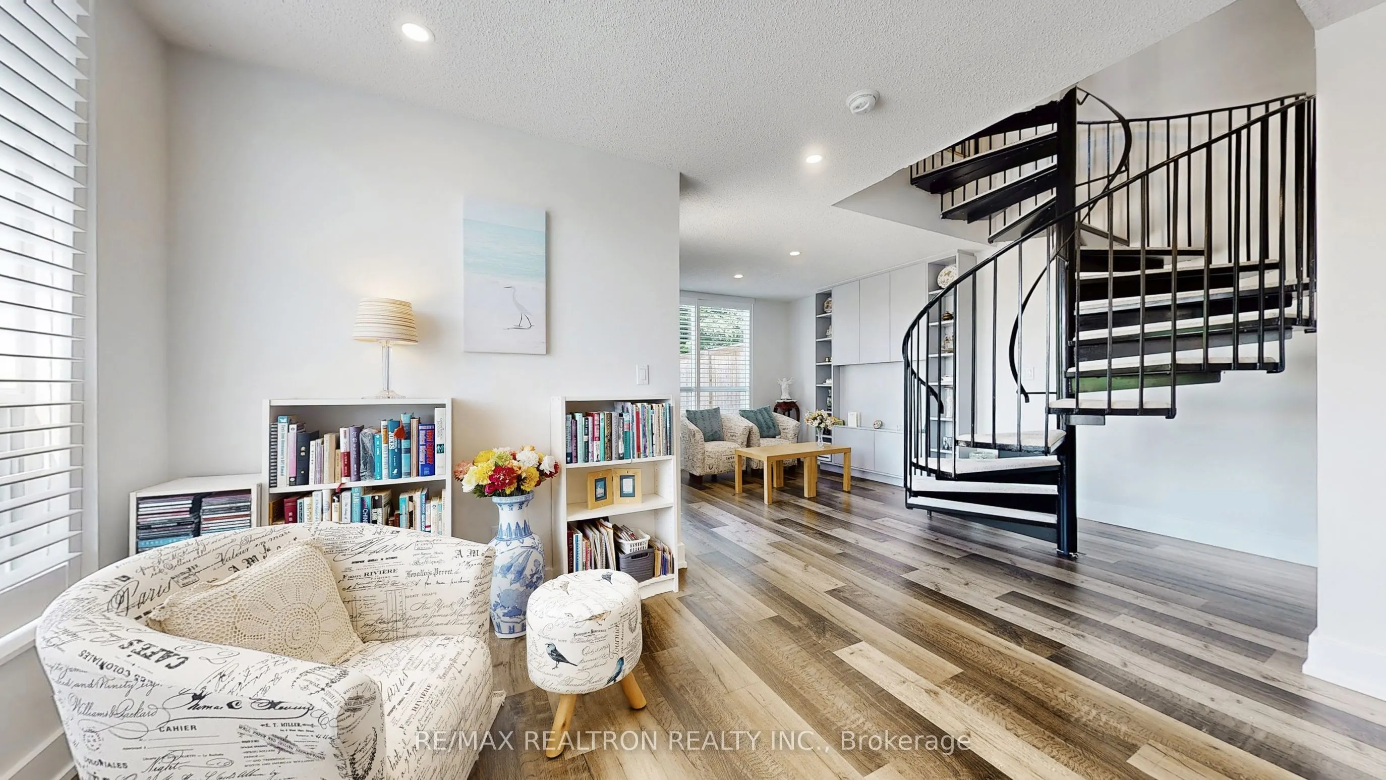 2585 Erin Centre Boulevard, #207