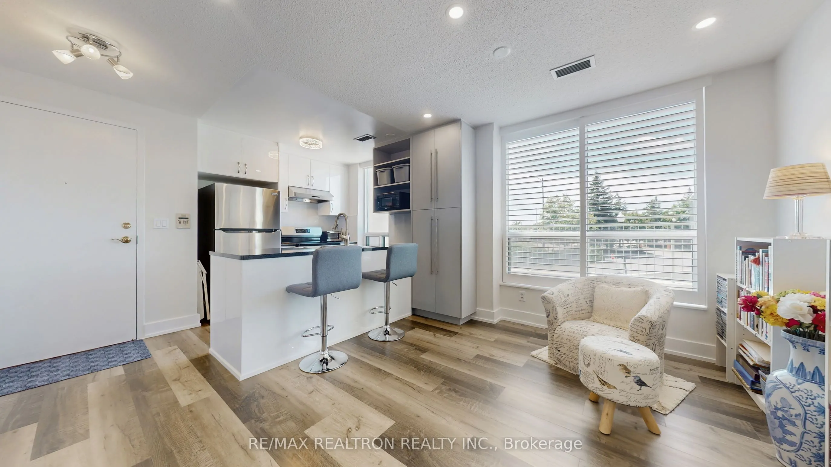 2585 Erin Centre Boulevard, #207
