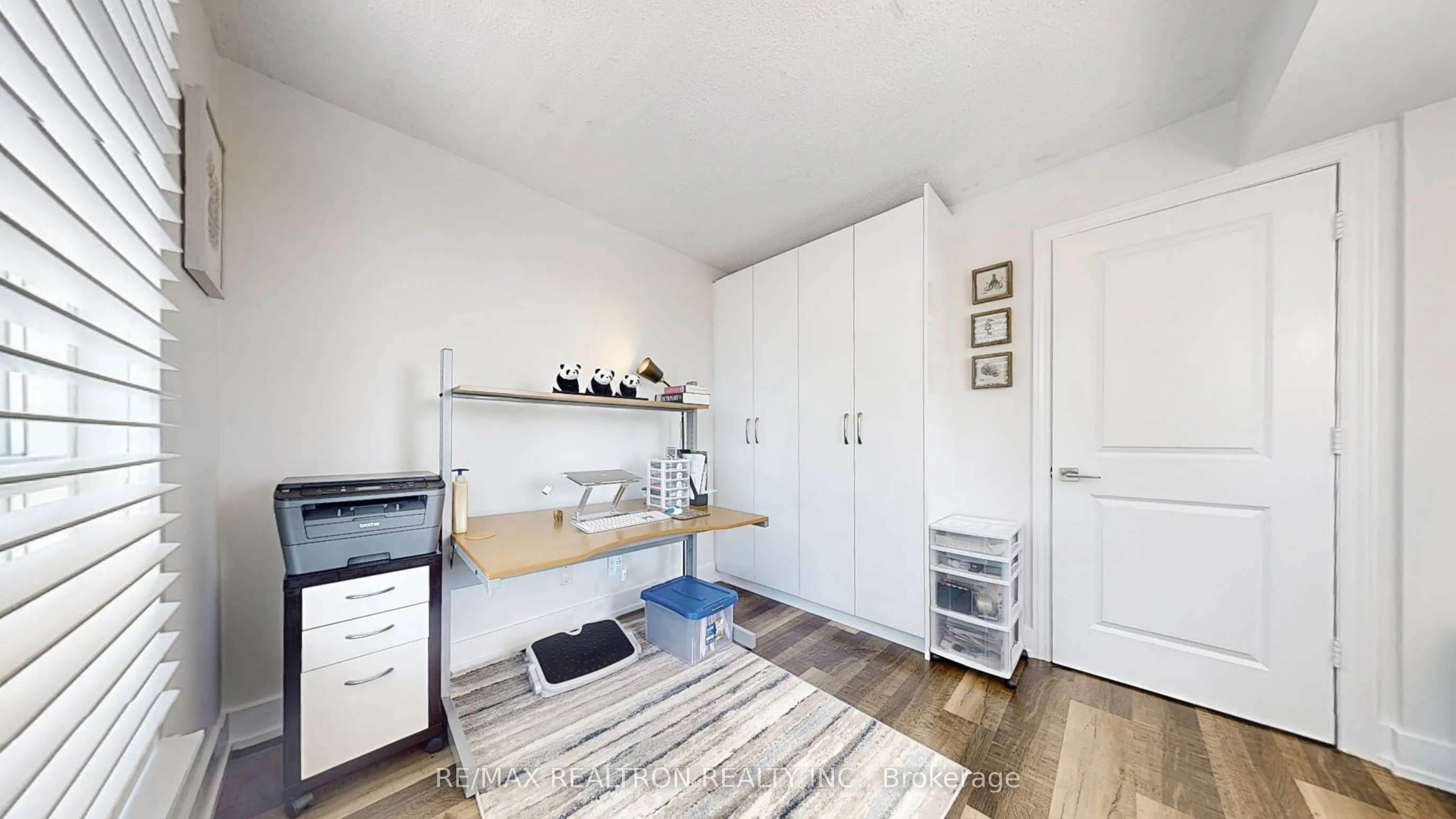 2585 Erin Centre Boulevard, #207