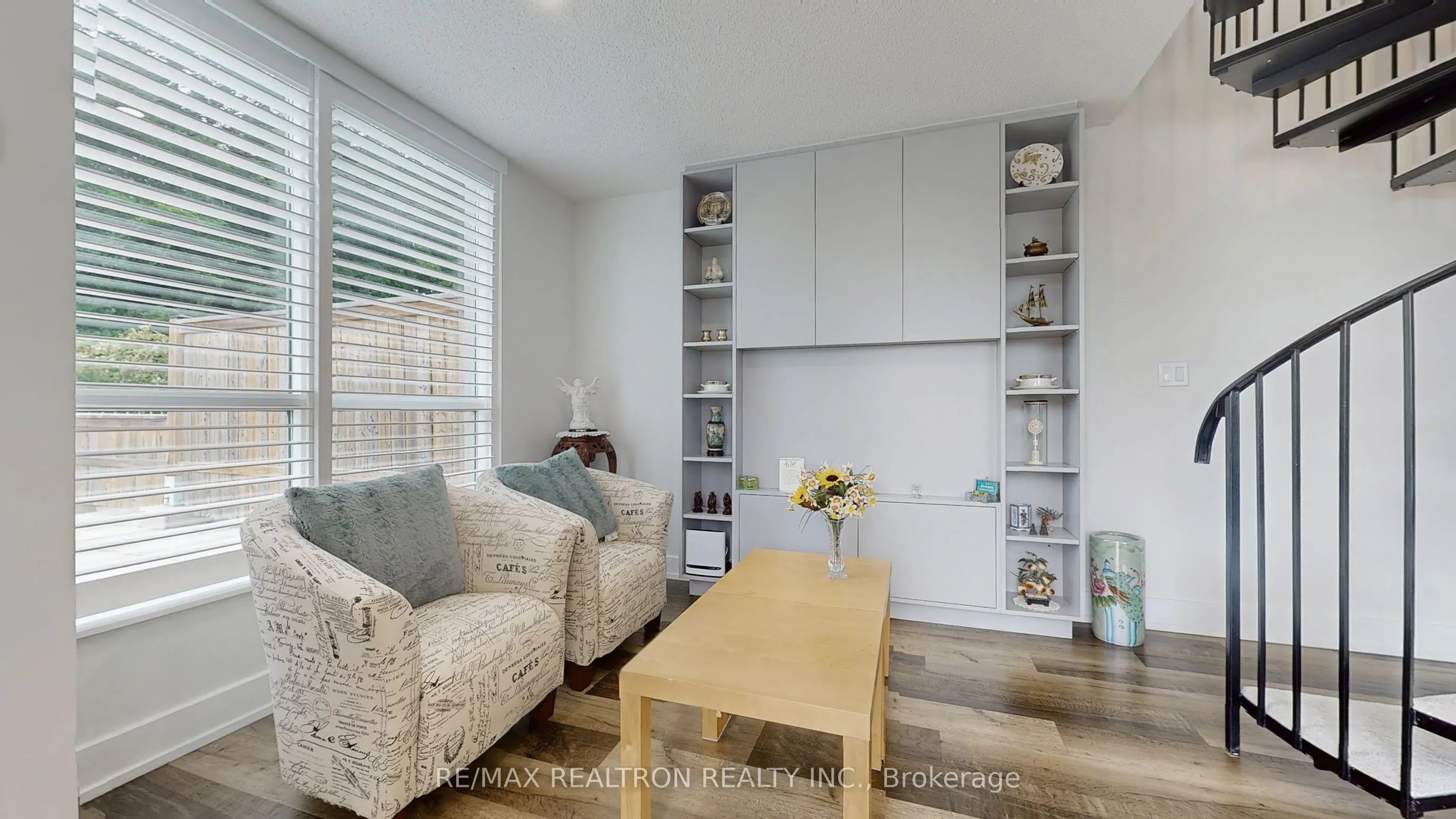 2585 Erin Centre Boulevard, #207