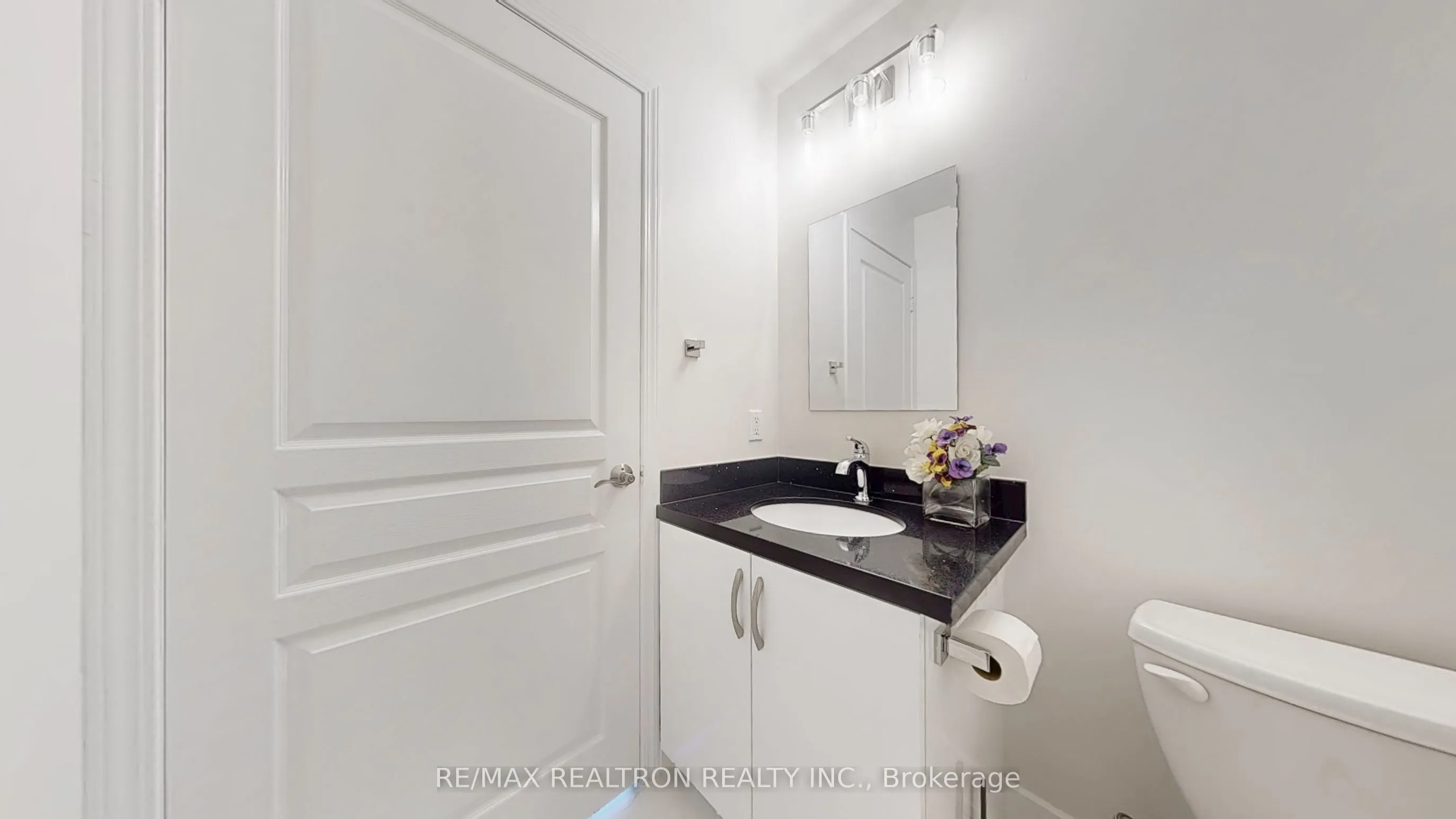 2585 Erin Centre Boulevard, #207