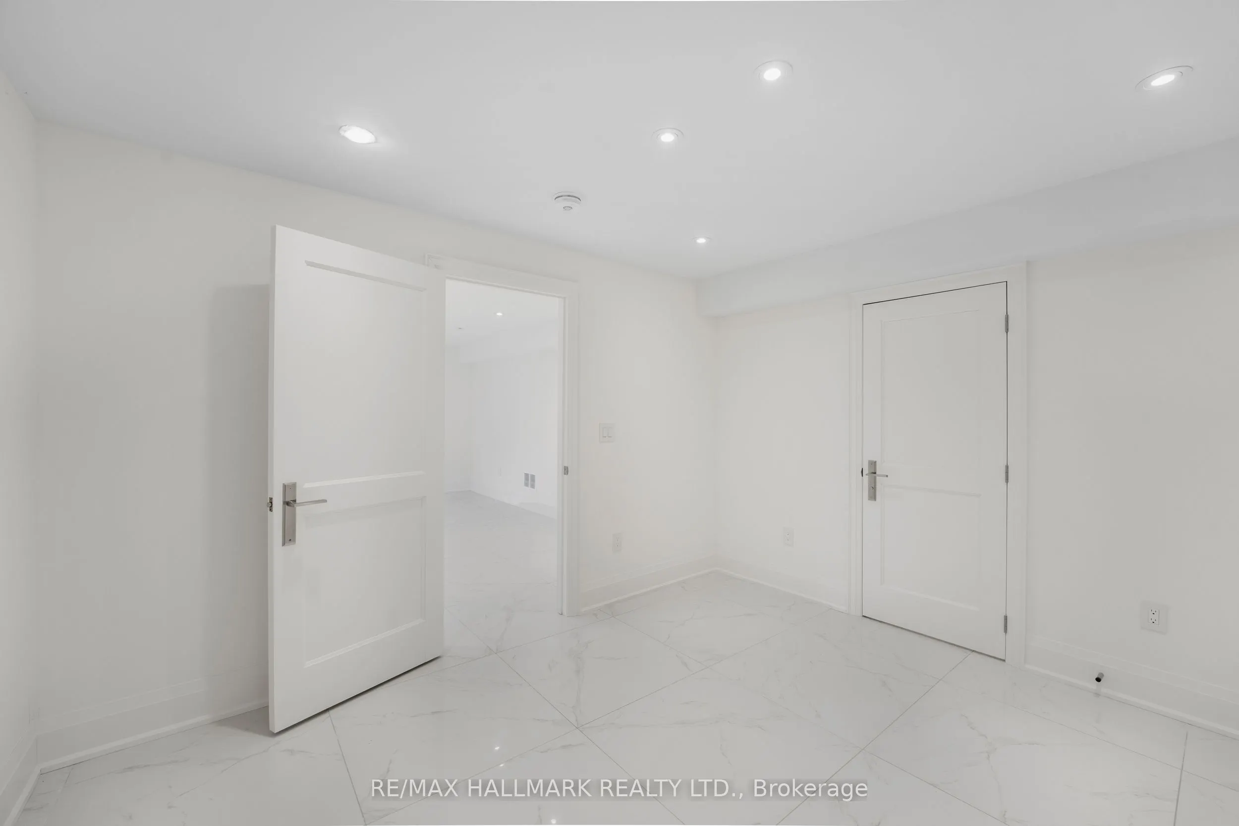 42 Agar Crescent