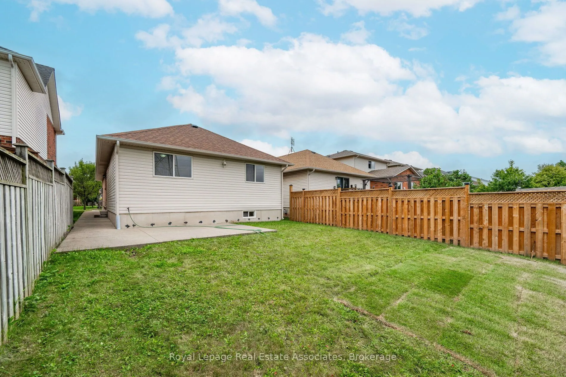 2887 Darien Road N