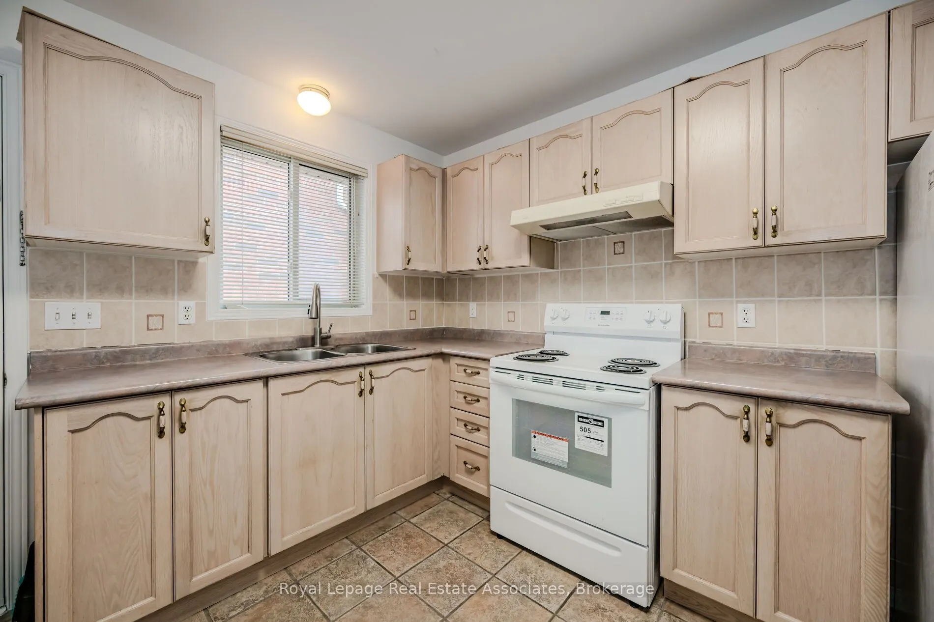 2887 Darien Road N