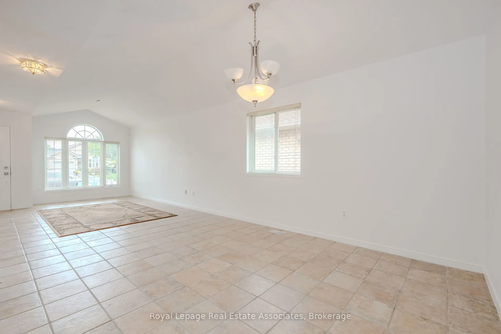 2887 Darien Road N