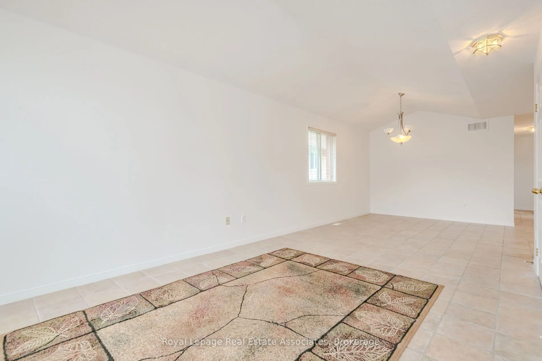 2887 Darien Road N