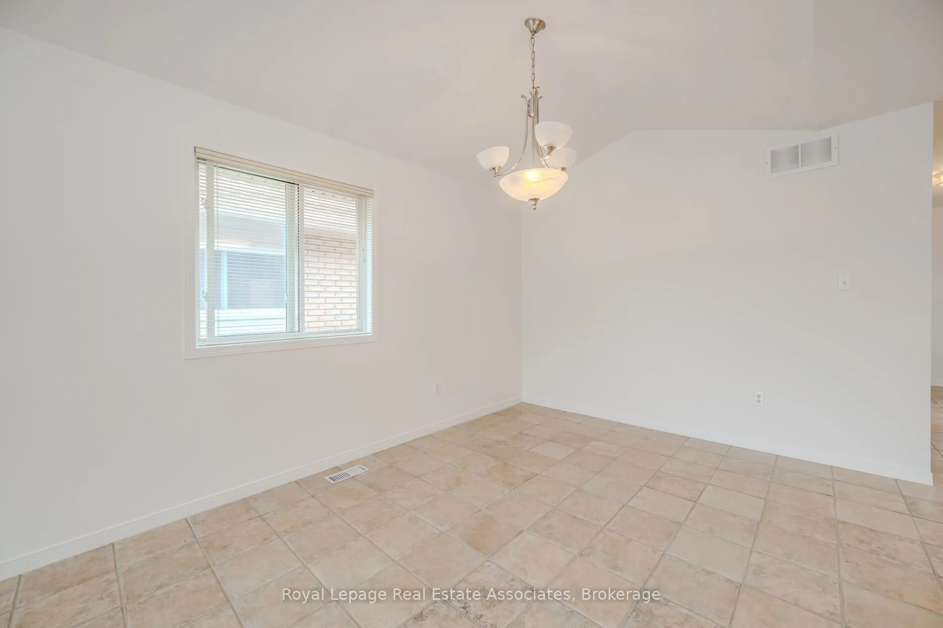 2887 Darien Road N