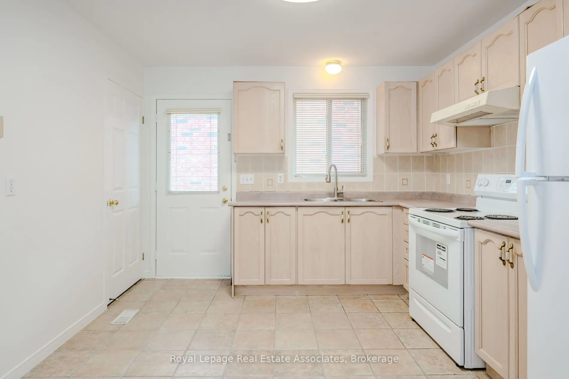 2887 Darien Road N
