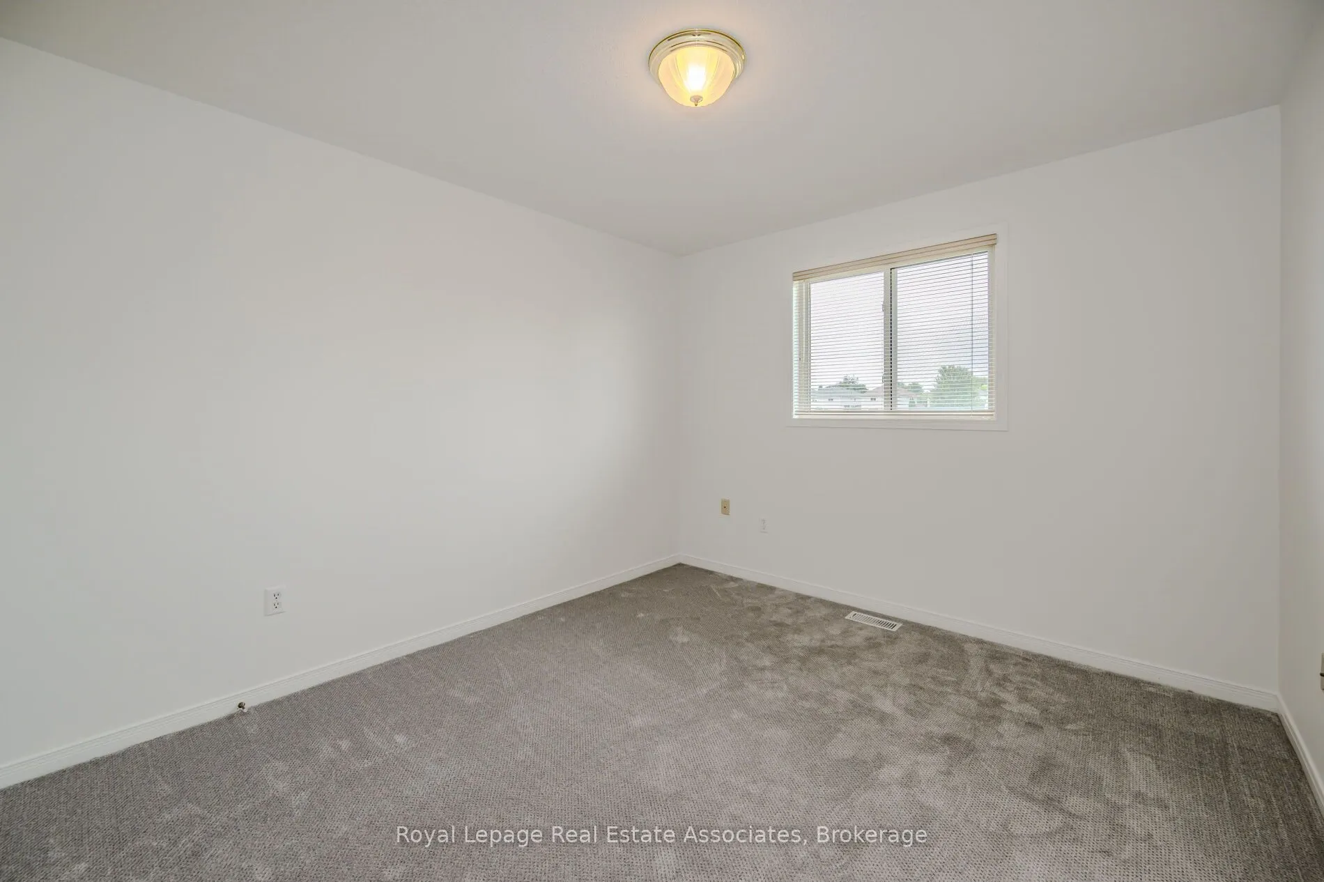 2887 Darien Road N
