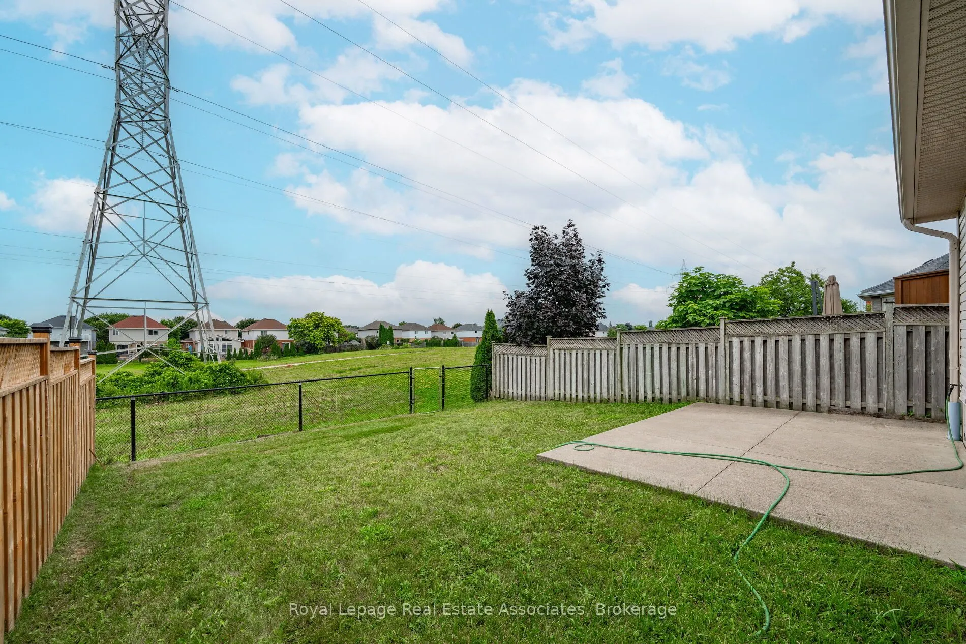 2887 Darien Road N