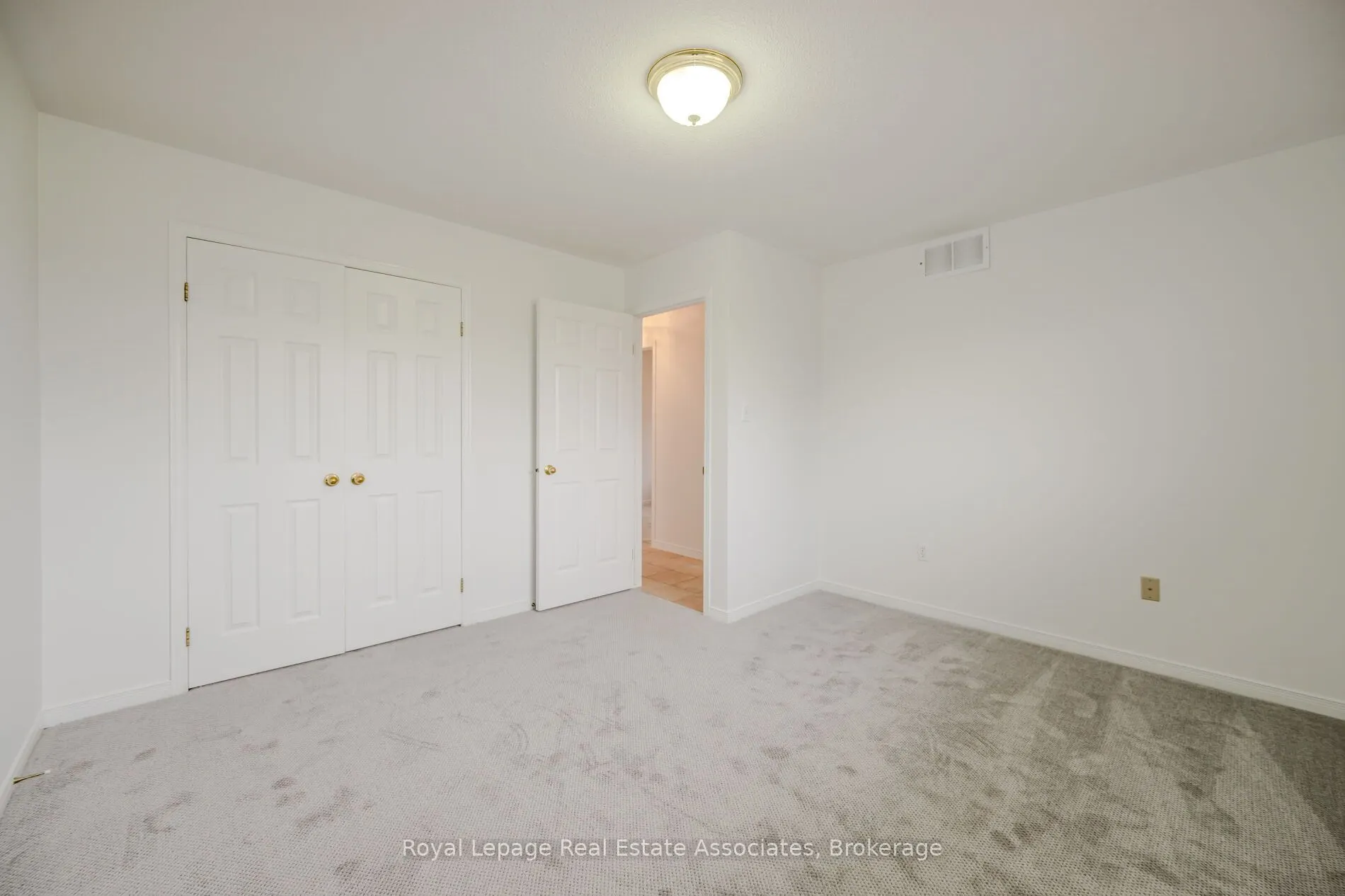 2887 Darien Road N