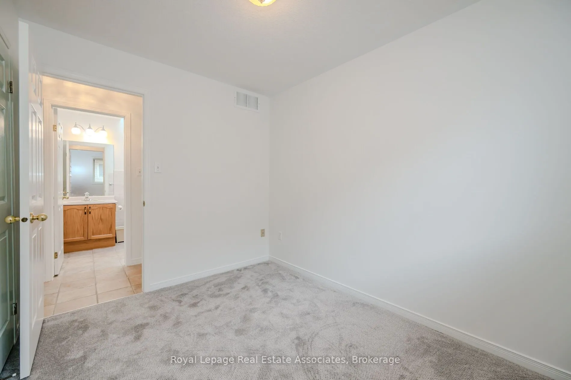 2887 Darien Road N