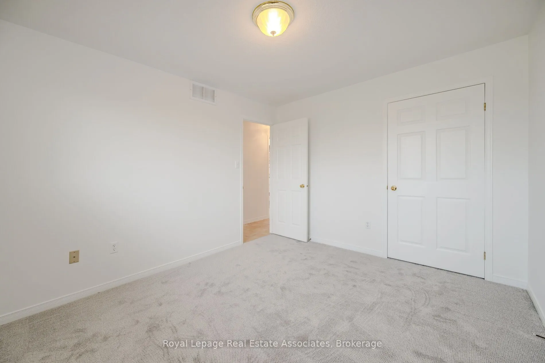 2887 Darien Road N