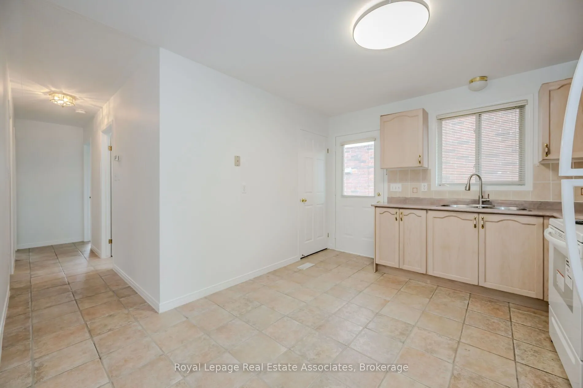 2887 Darien Road N