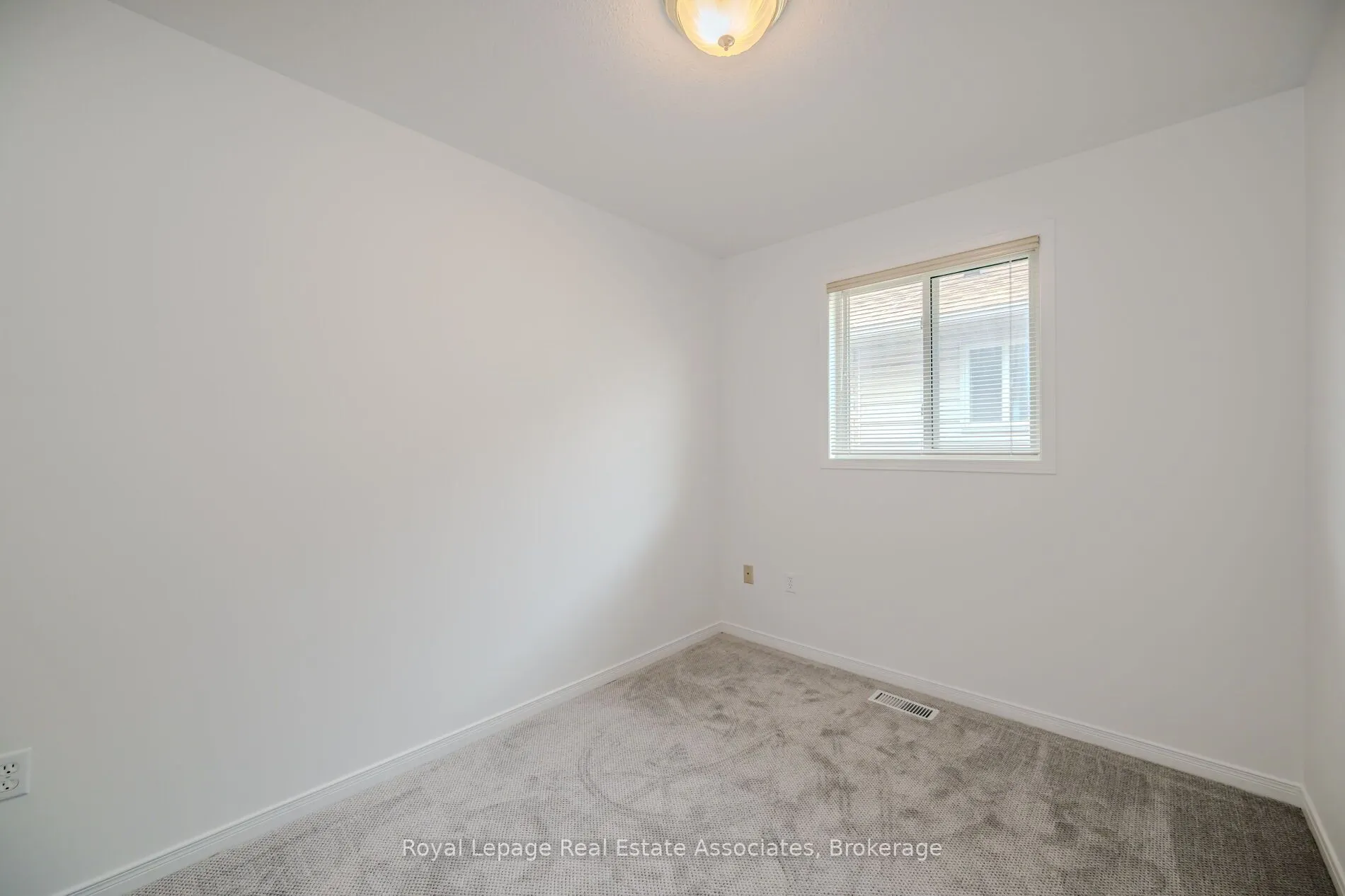 2887 Darien Road N