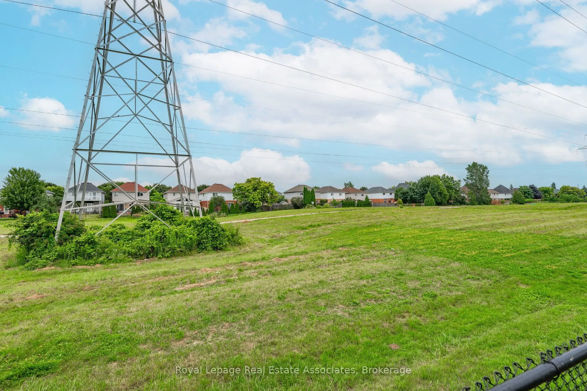 2887 Darien Road N