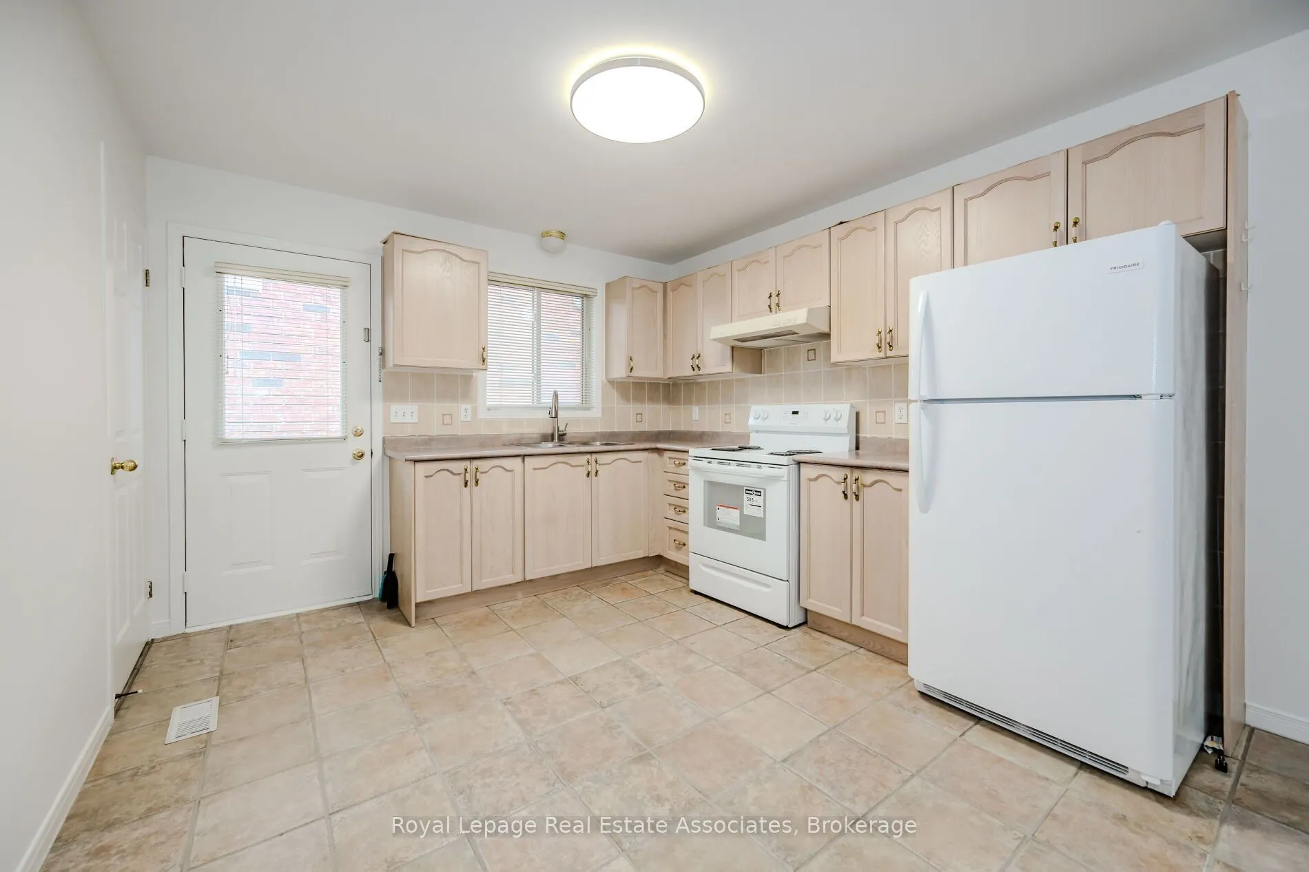 2887 Darien Road N
