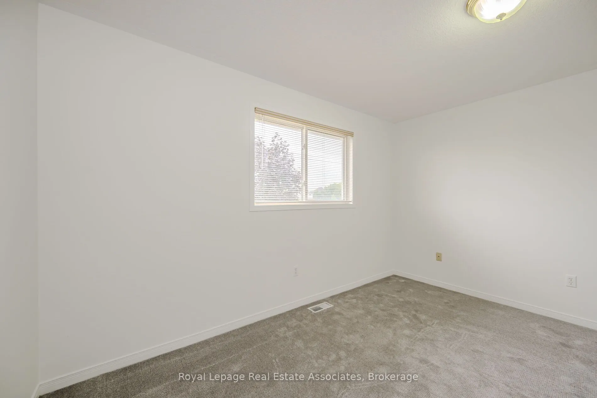 2887 Darien Road N