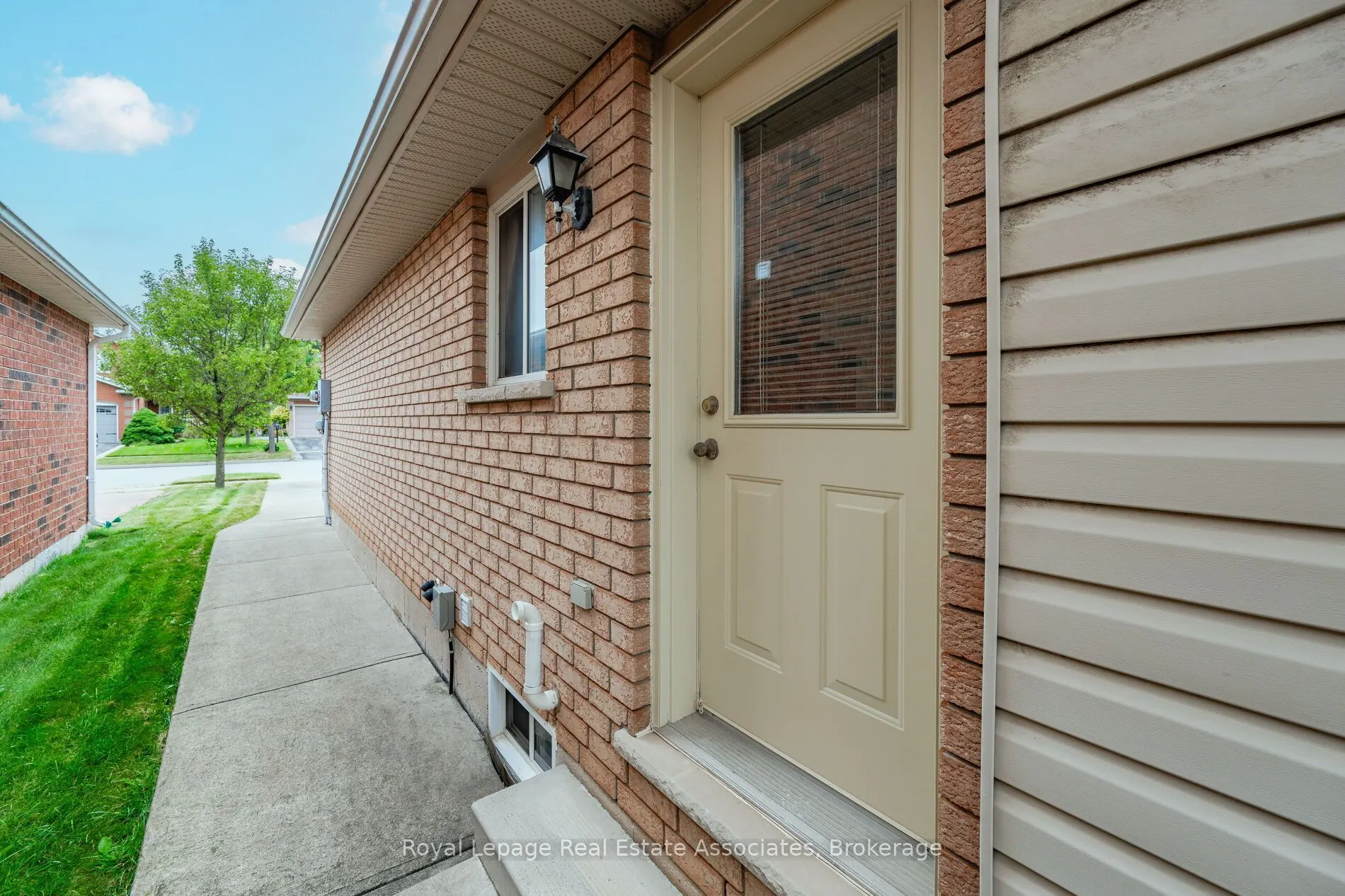 2887 Darien Road N