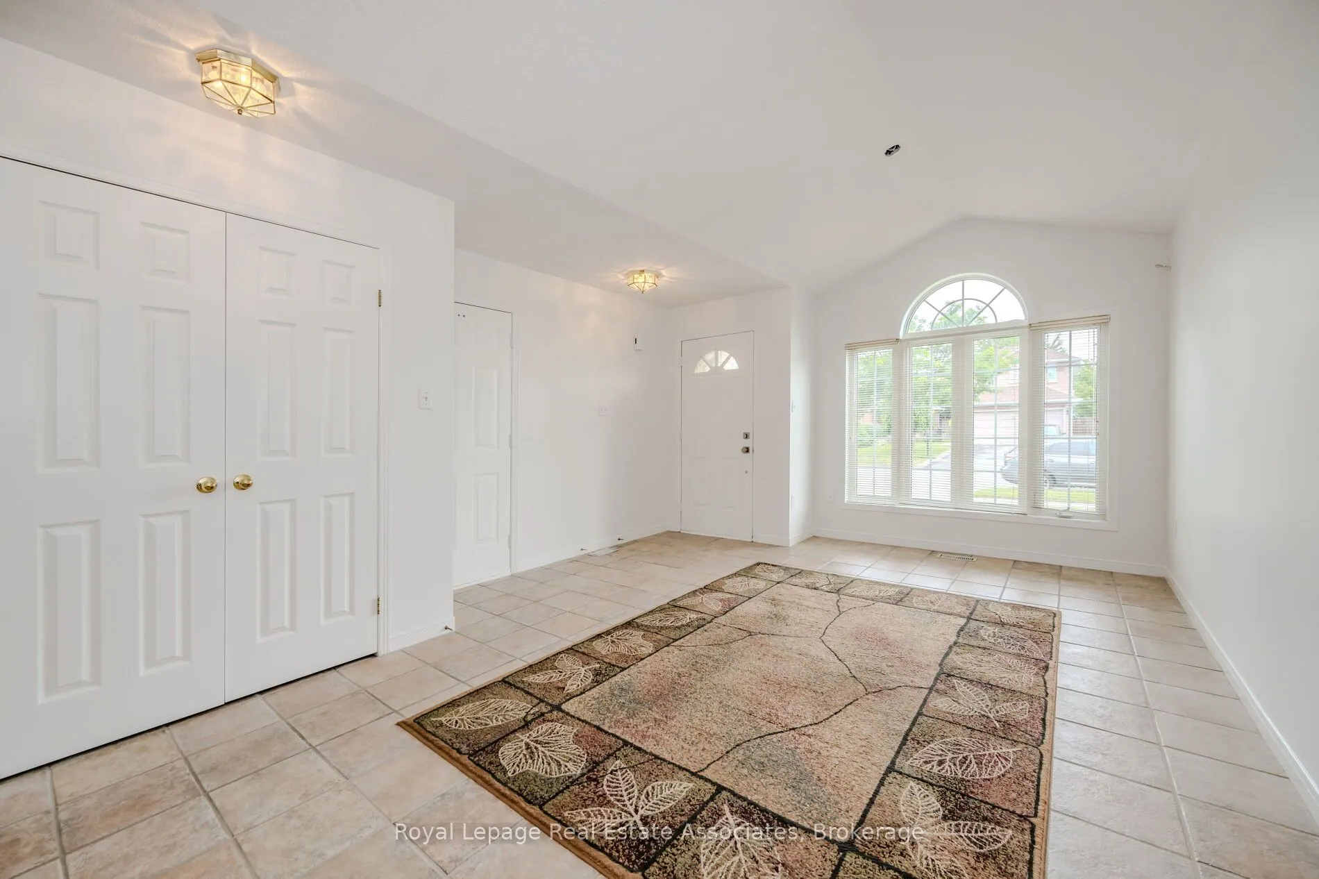 2887 Darien Road N