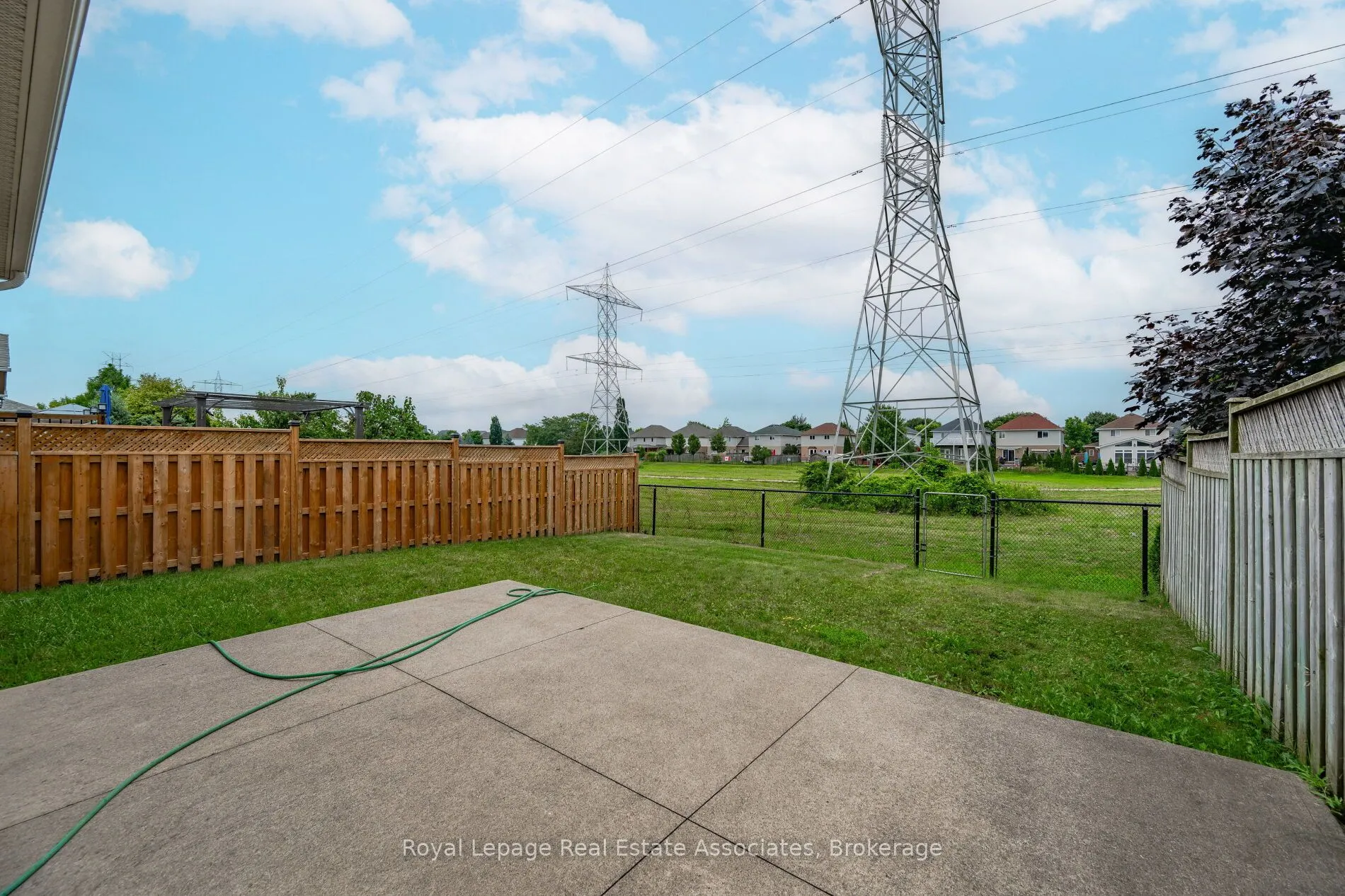 2887 Darien Road N