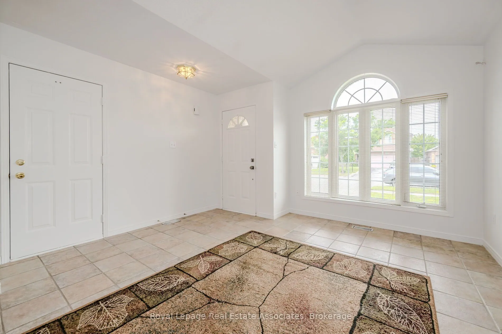 2887 Darien Road N