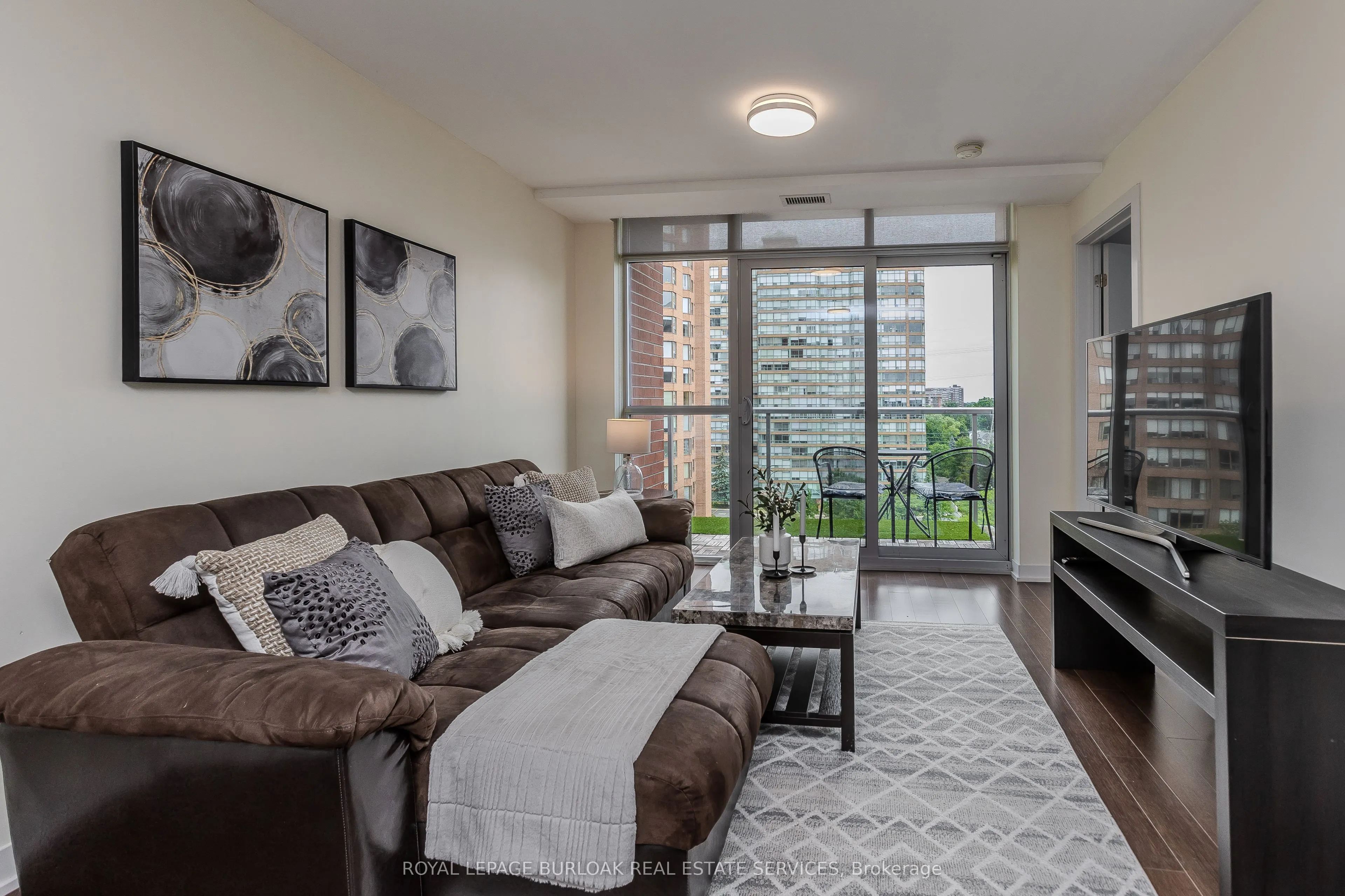 551 Maple Avenue, #814