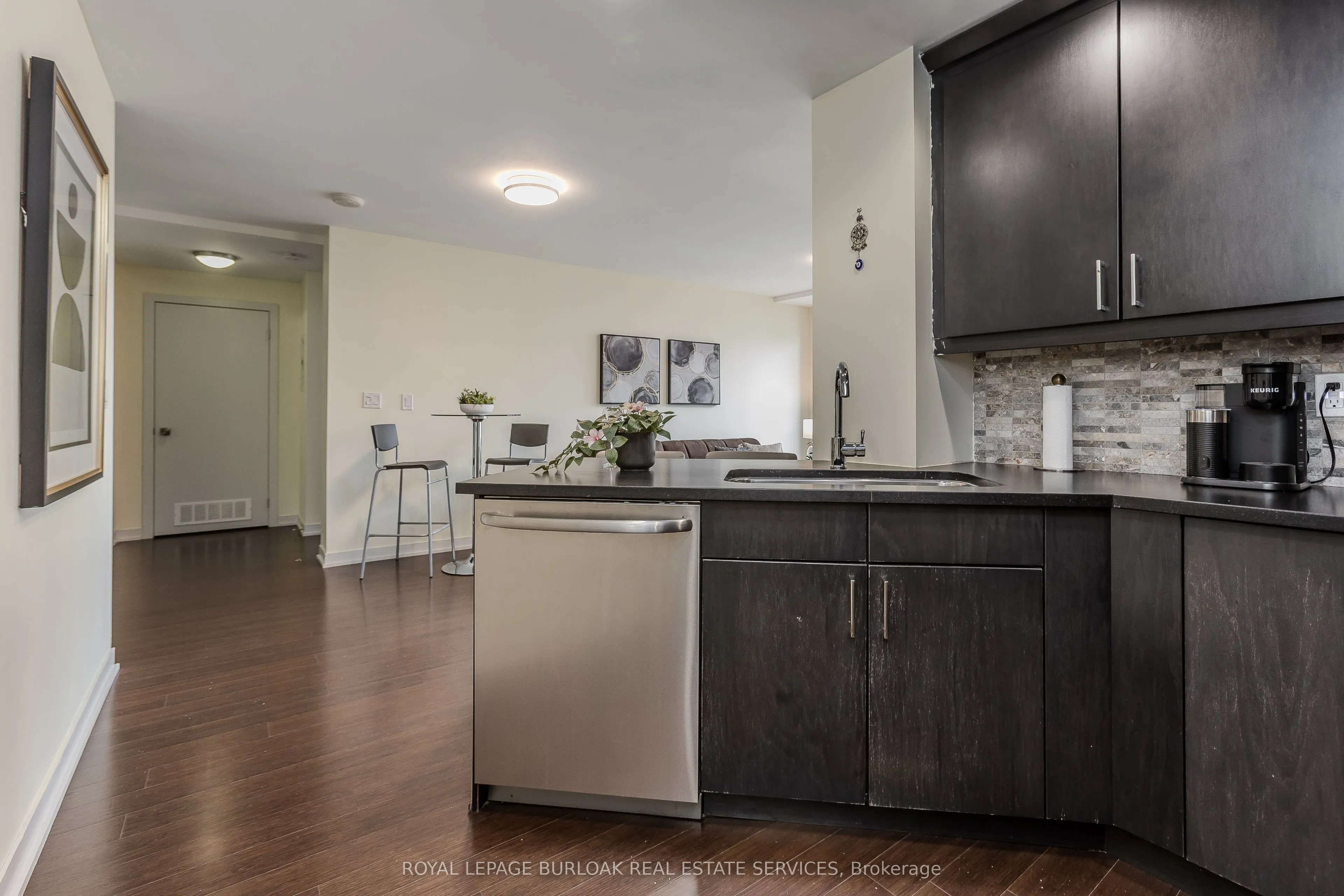 551 Maple Avenue, #814