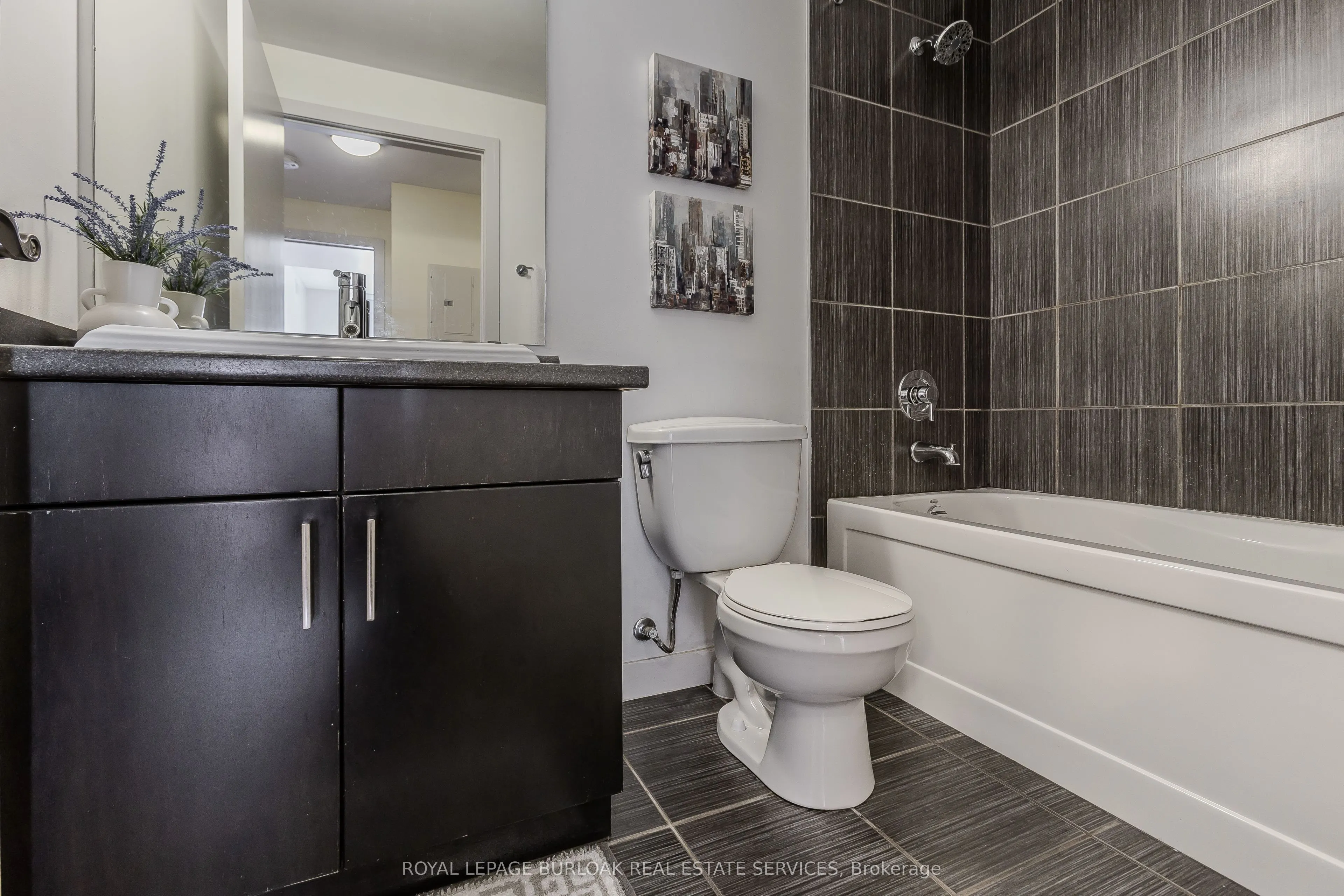 551 Maple Avenue, #814