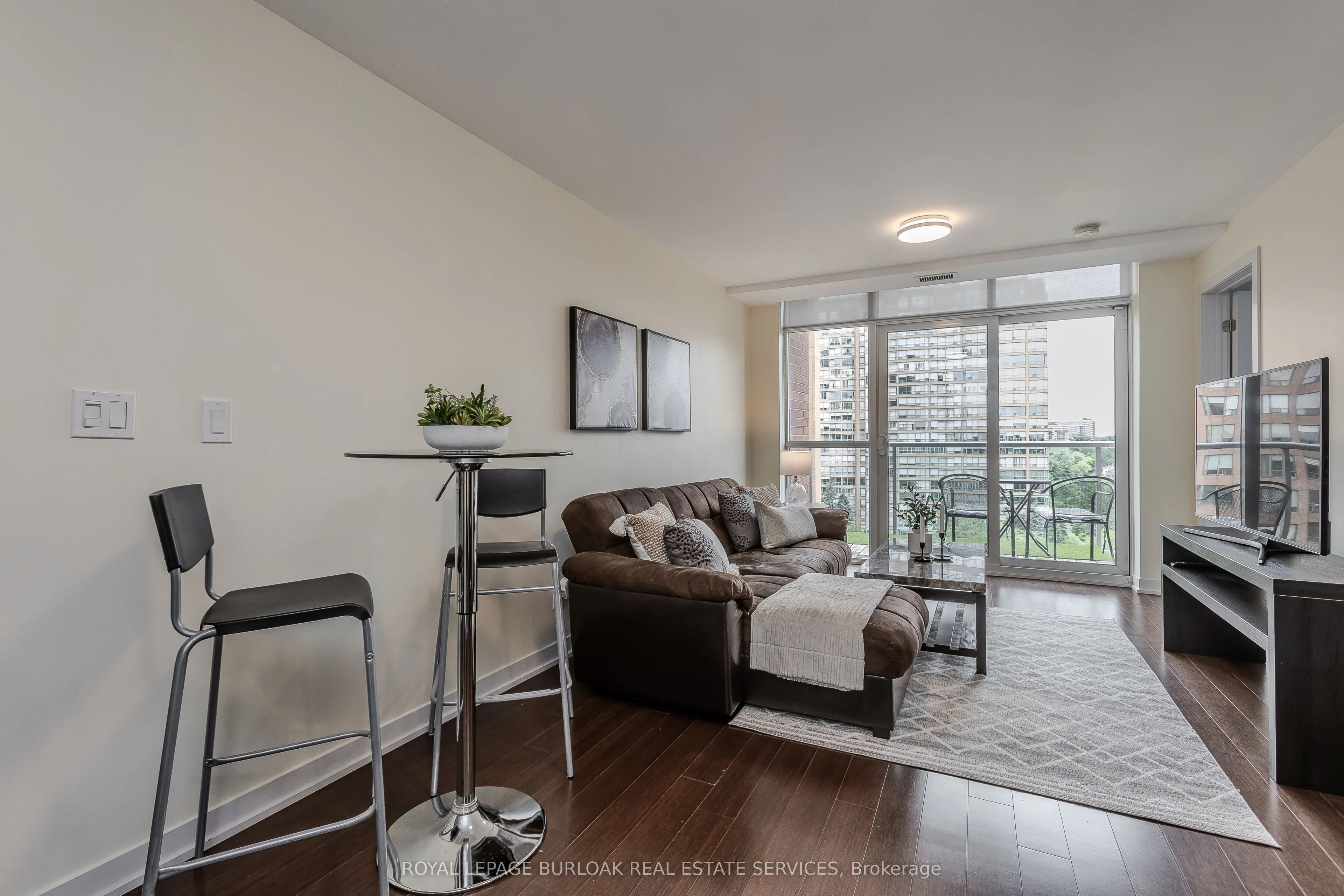 551 Maple Avenue, #814