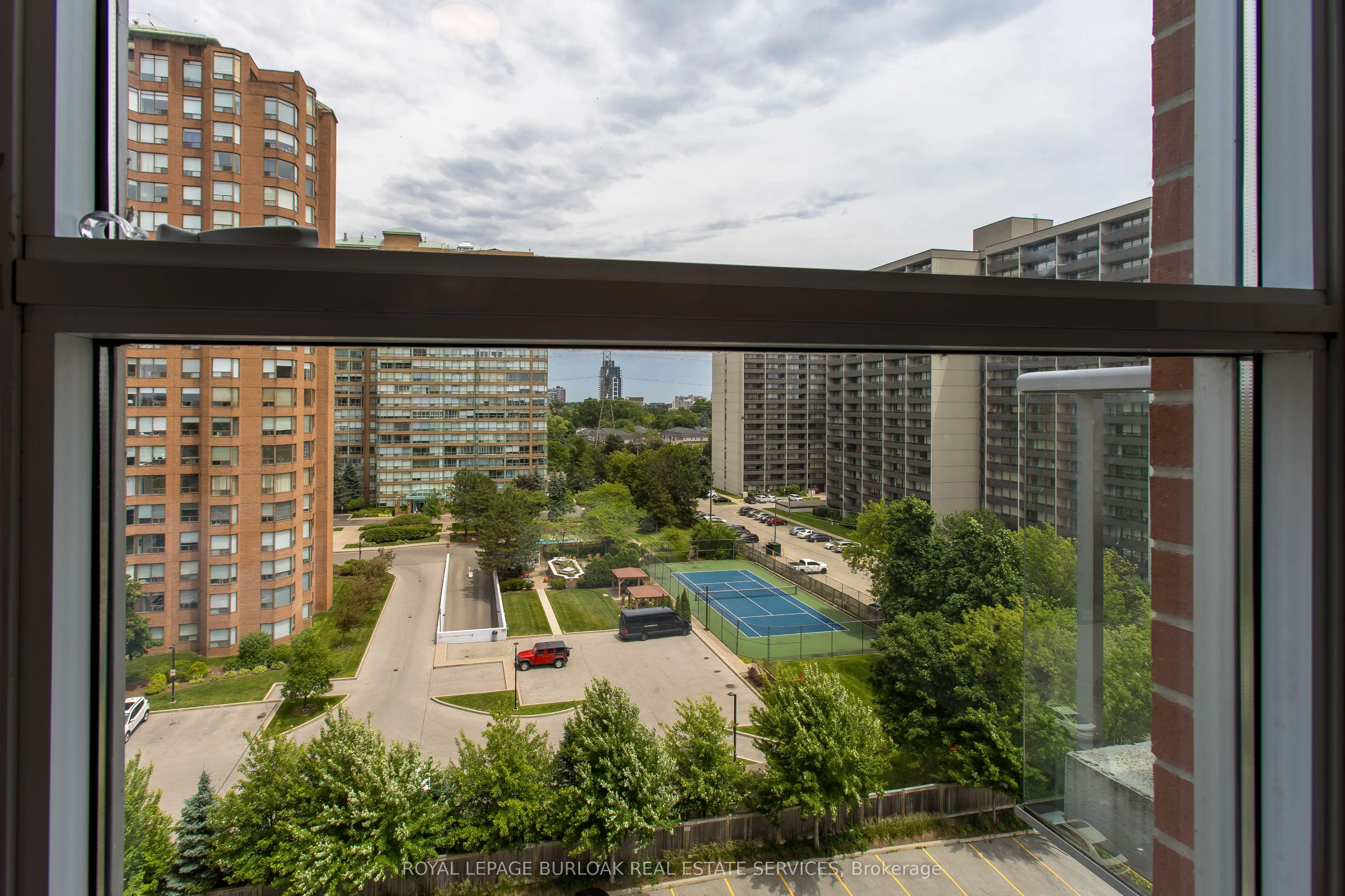 551 Maple Avenue, #814