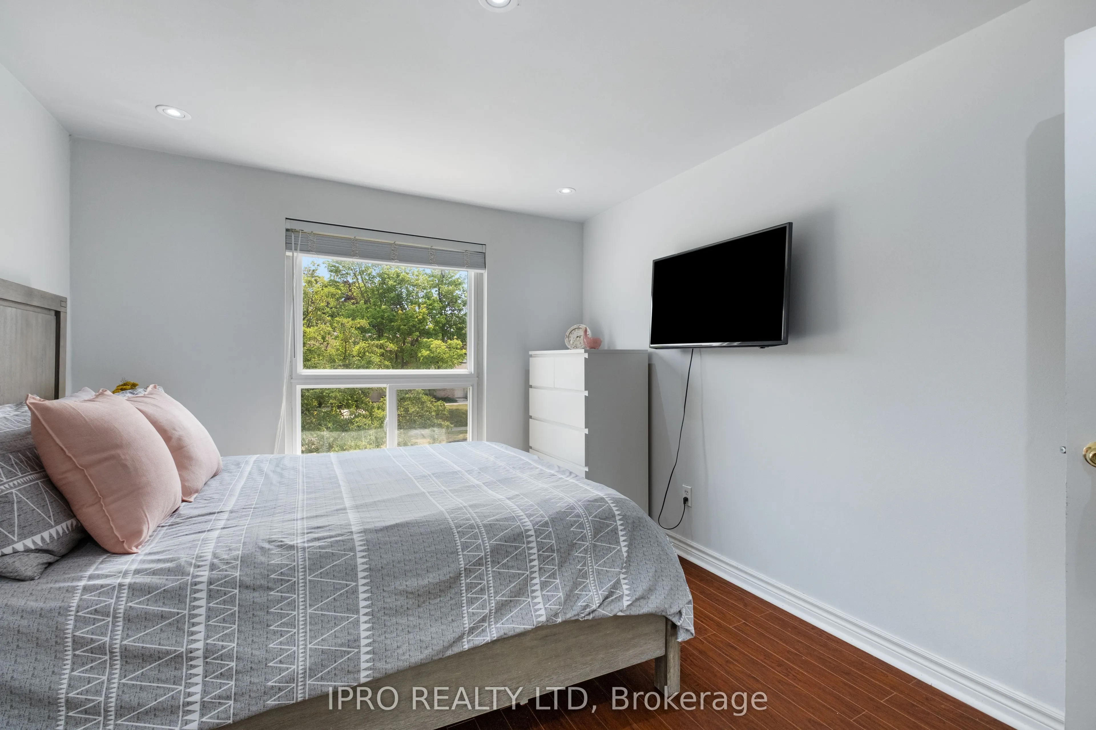 120 Hansen Road N