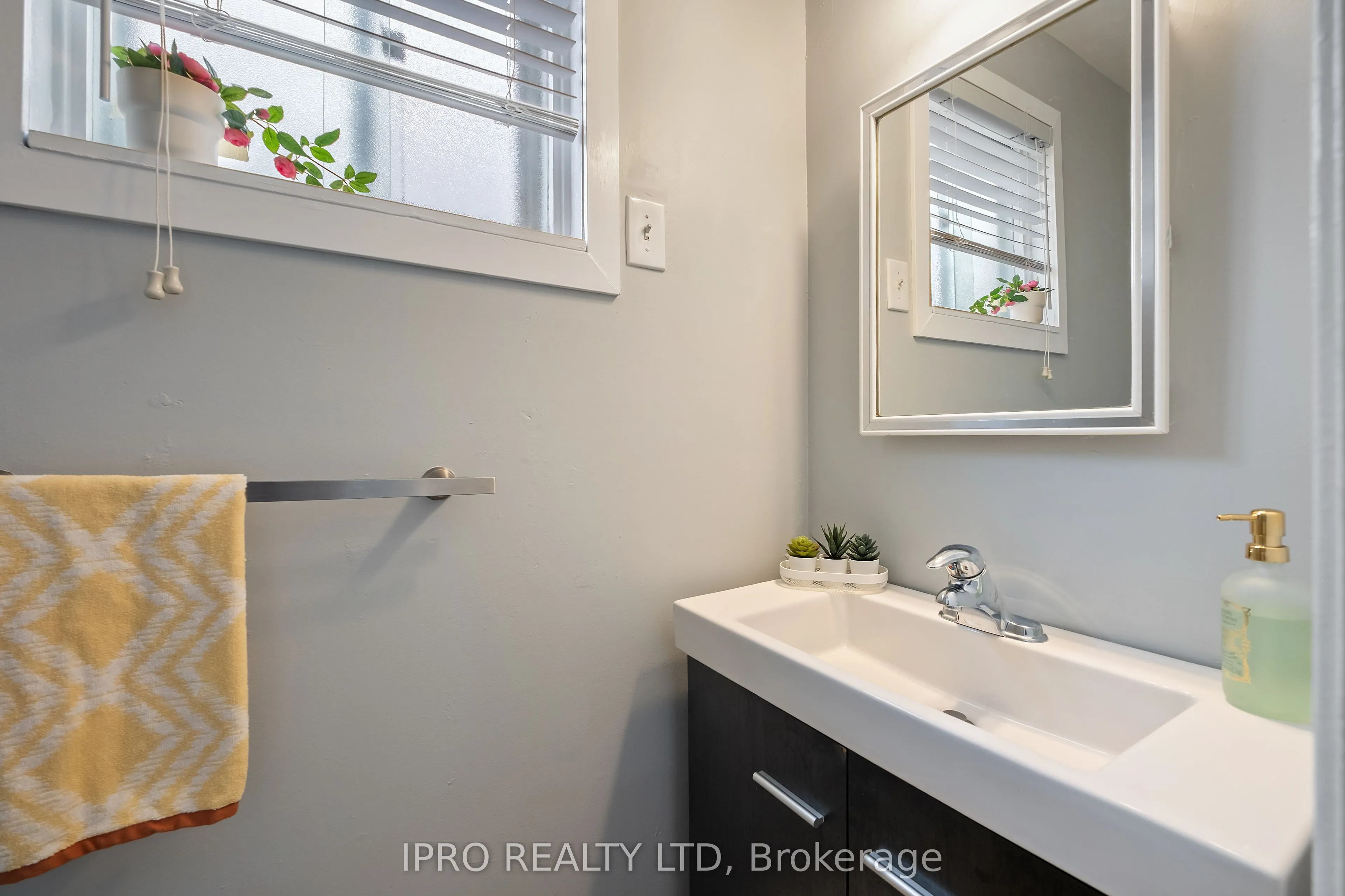 120 Hansen Road N