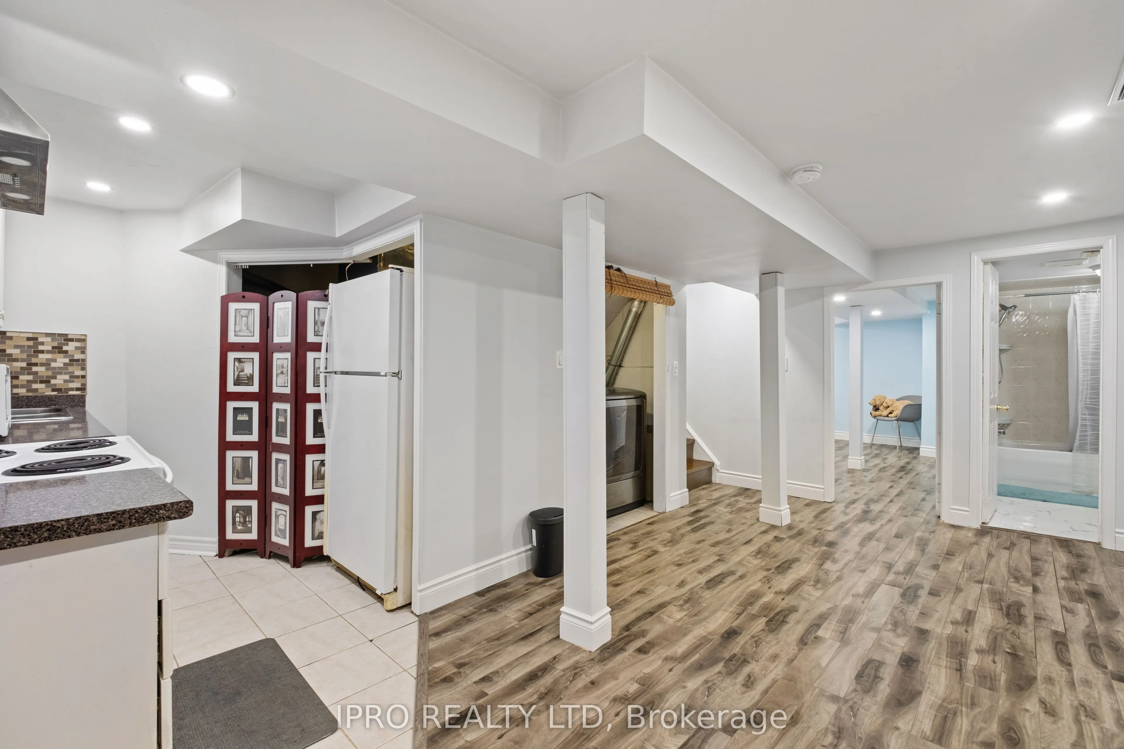 120 Hansen Road N