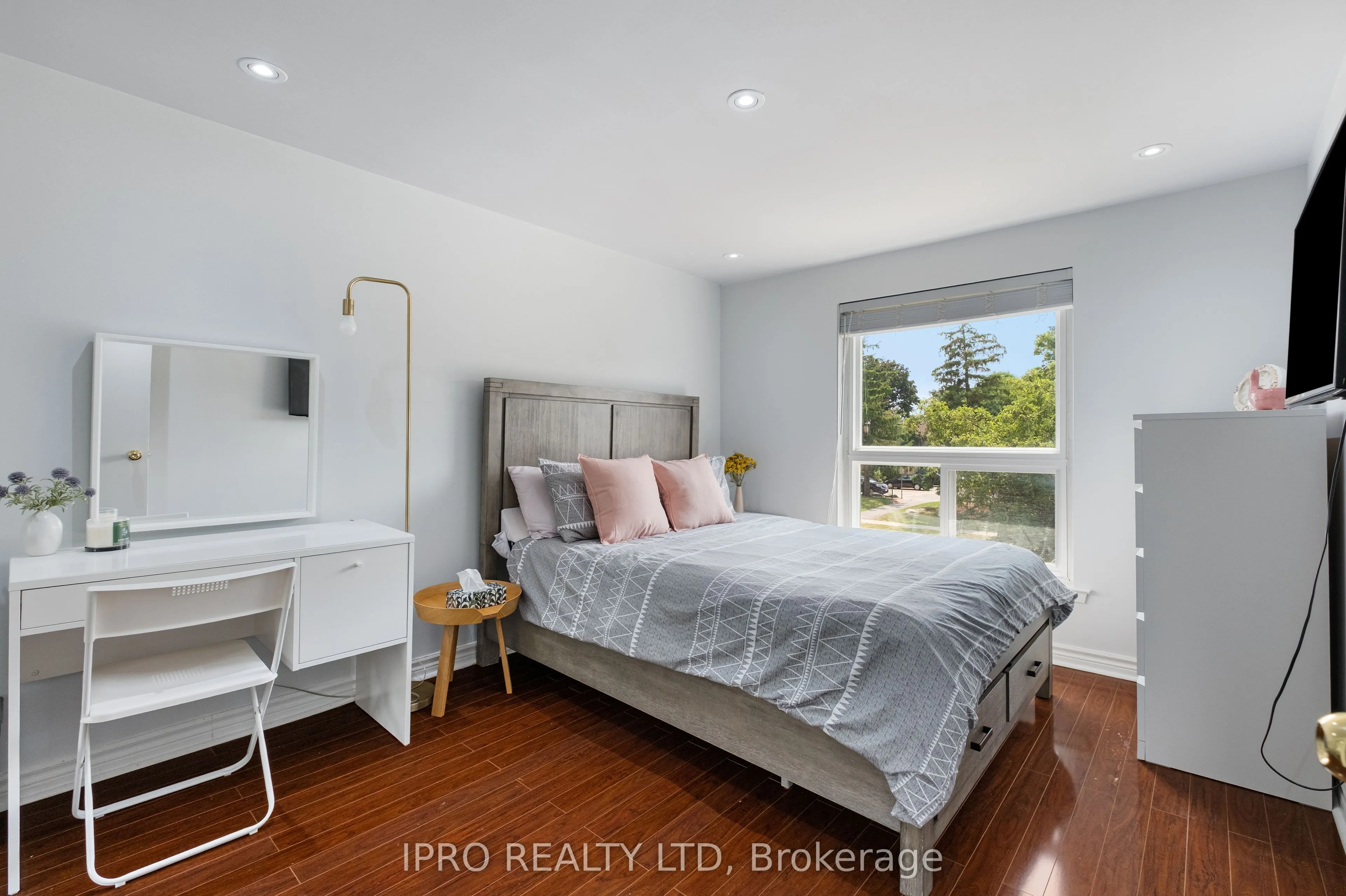 120 Hansen Road N