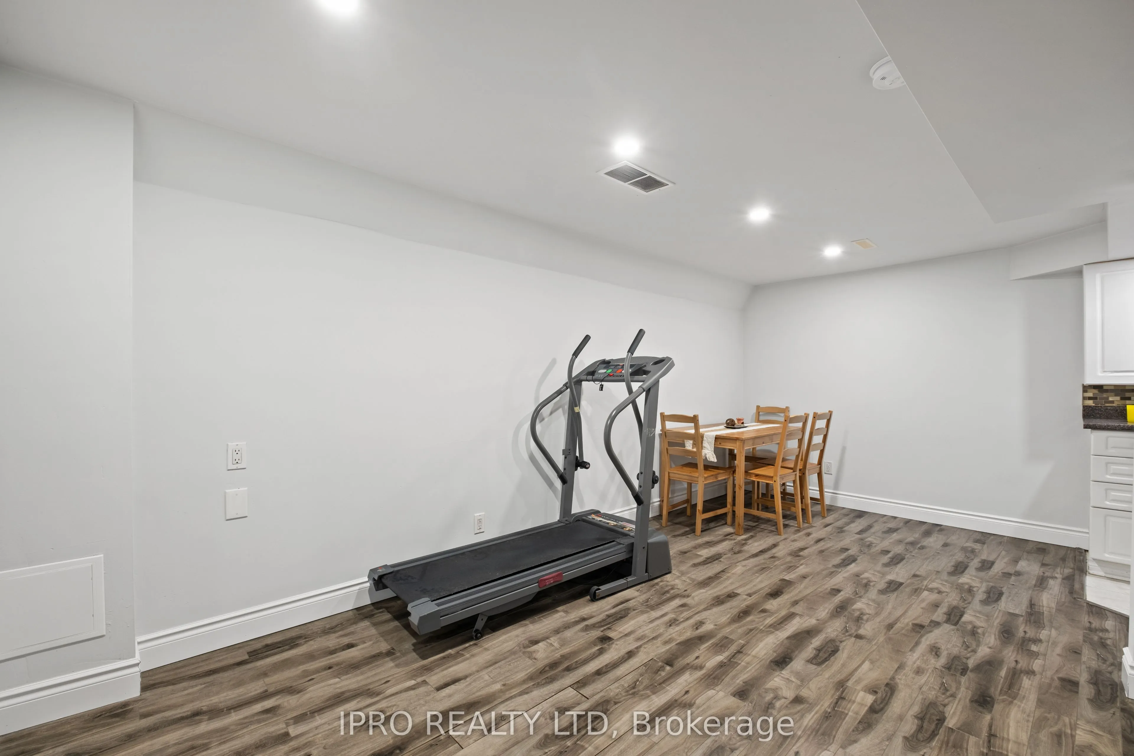 120 Hansen Road N
