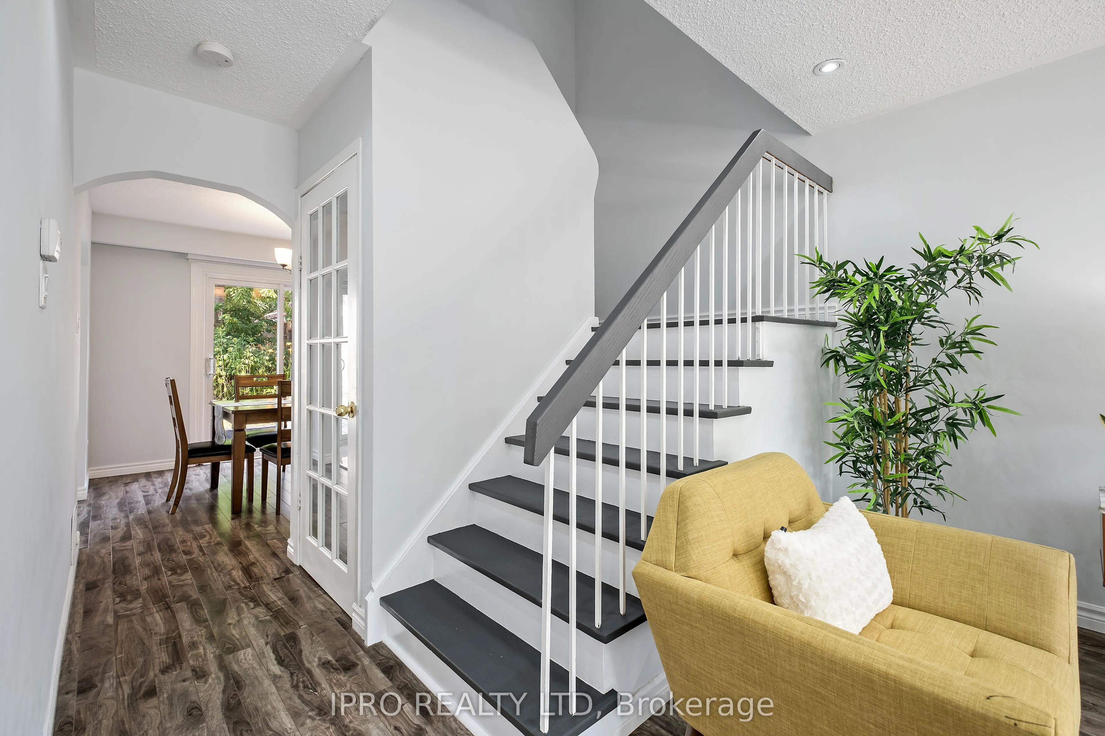 120 Hansen Road N