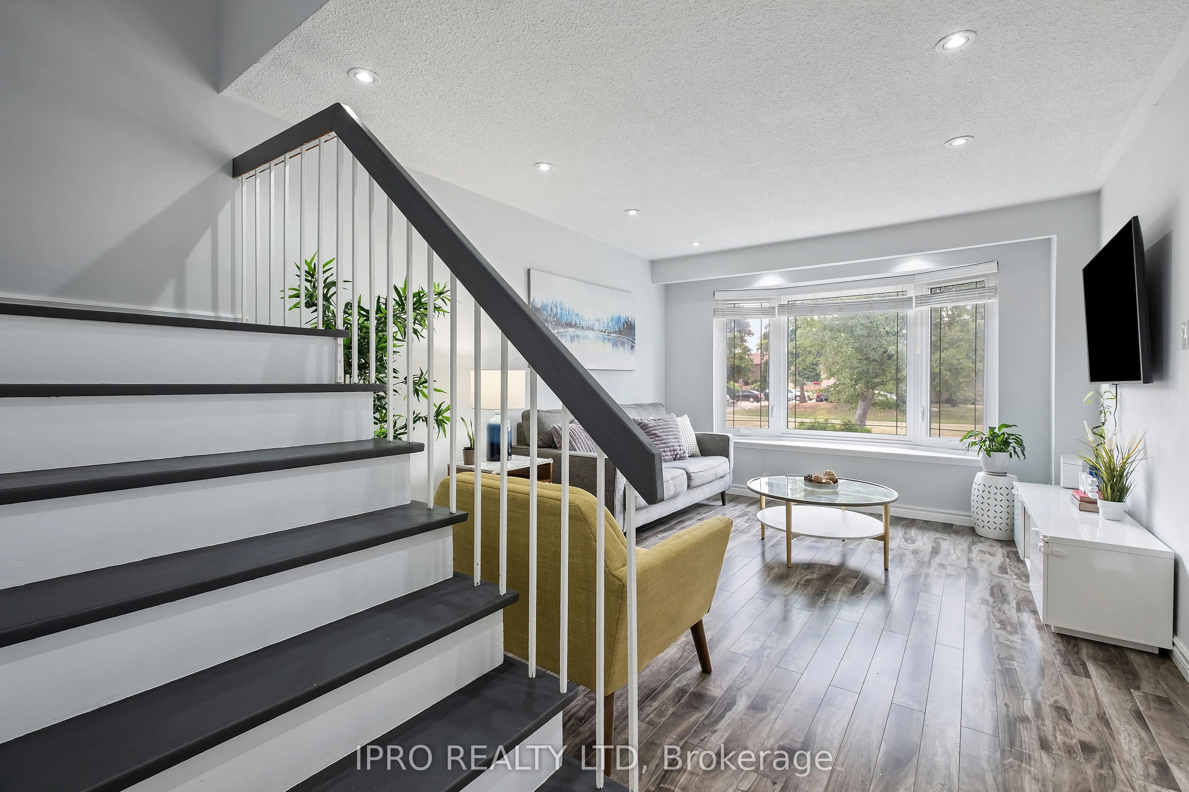120 Hansen Road N